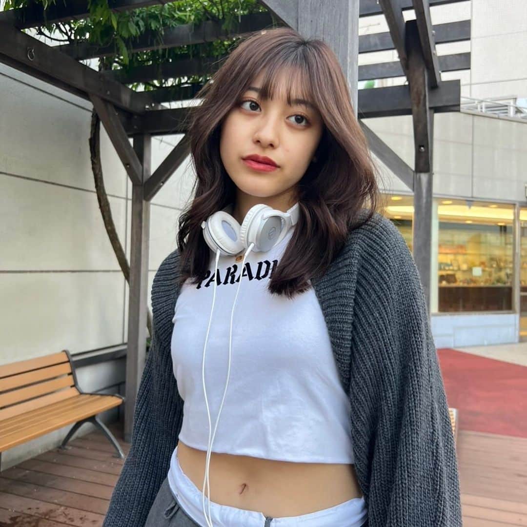 Beleza_official_instagramのインスタグラム：「𝒔𝒎𝒐𝒌𝒚 𝒃𝒆𝒊𝒈𝒆 × 𝒍𝒂𝒚𝒆𝒓𝒅 𝒄𝒖𝒕🖤　 今期のtrend hair♡  お肌がきれいに盛れるhair color🖤 お顔まわりにレイヤーをいれてナチュラルに流れる盛れhair✂︎  ✔️【emi指名限定】カット+高級ケアカラー+内部補修トリートメント  暗髪の方、より透明感を出したい方は ✔️【emi指名限定】Wケアカラー+内部補修トリートメント  . ハイダメージのリスクがある無理なブリーチをしなくても、透明感、色味をしっかり出せます♡  ※お客さま一人一人の髪質や今までのカラーの履歴などによって、一度のご来店でできる明るさ、透明感の度合いは変わってきます。  ご予約はプロフィールに記載のURLホットペッパーから 初回は髪の履歴や状態によりお時間が長くかかる可能性がありますのでハイブリーチメニューでのご予約がオススメです❕  ブリーチはだれを任せるかで仕上がりも、今後の髪の状態もとっても差がでる技術です ハイクオリティなヘア是非お任せください🎀  来店時にケアの方法もたっぷり お伝えします♡ ダメージレスでムラのない艶ハイトーン一緒に育てていきましょう🌙💫  #ヘアカラートレンド#ブリーチカラー#ブロンド#ハイトーンピンク#ピンクカラー#ハイトーンミルクティー#グレージュカラー#ミルクティーカラー#ピンクミルクティー#ミルクティーベージュ#ブロンドヘアー#ブロンドカラー#ハイトーンボブ#ピンクベージュ#ピンクブロンド#ホワイトベージュ#抜きっぱなし#抜きっぱなしブロンド #ミルクティーブロンド #emi_special#カシスカラー #チェリーピンク #レッドカラー #ワインレッド #顔まわりカット #顔まわりレイヤー #フェイスレイヤー#ブルーブラック#暗髪ロング」