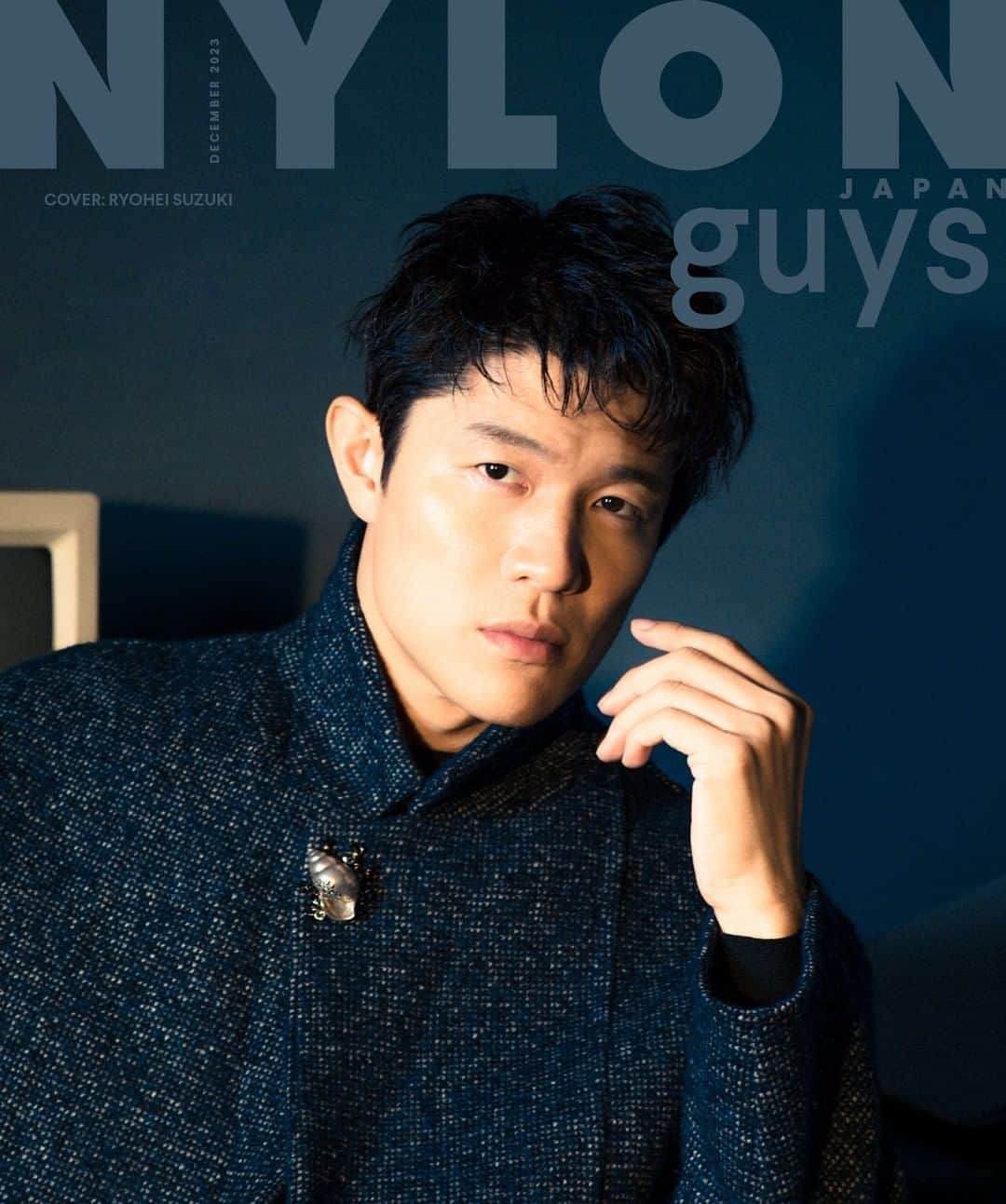 NYLON JAPANさんのインスタグラム写真 - (NYLON JAPANInstagram)「✴️💙guys表紙解禁💙✴️  大地の如く逞しい男、《鈴木亮平》がビューティ特集のguys表紙に降臨‼️  12月号は、『NYLON JAPAN』の名物イシューと言っても過言ではないほど大人気のguys beauty特集“BE YOURSELF”💄 “心技体知”に“美”も付け加えたくなるほどのパーフェクトguy、俳優《鈴木亮平》がNYLON JAPAN12月号のguysカバーにダンディな魅力が炸裂したビジュアルで初登場❣️  “ワイルドな香りが漂うモダンな書斎”というシチュエーションのなか、その香りからインスパイアを受けて自らの直観を震わせる《鈴木亮平》の様々な表情を写し出す、中面16ページにわたってお届けするカバーストーリーに乞うご期待🦁  10月15日（日）にスタートするTBS系日曜劇場『下剋上球児』撮影中のアツいエピソード、ロサンゼルス・エンゼルスの大谷翔平選手が出場した試合を観戦したときの思い出や、プライベートでワイルドになる意外な瞬間など、“変化球”のような幅広い質問にユーモアを交えて真摯に答えてくれた奥深いロングインタビューにもぜひ注目してください💙⚾️  さらに、中面にも豪華でバラエティ豊かな出演者が多数登場🌟 #山下幸輝 #imase #杢代和人 #別府由来 #岩瀬洋志 #やまげ #ハリーティッカー #ペルピンズ #Hametu #9bic  🔗ご購入はこちら！ https://www.nylon.jp/NYLONguys235  @gekokujo_kyuji   #NYLONJAPAN」10月10日 18時40分 - nylonjapan