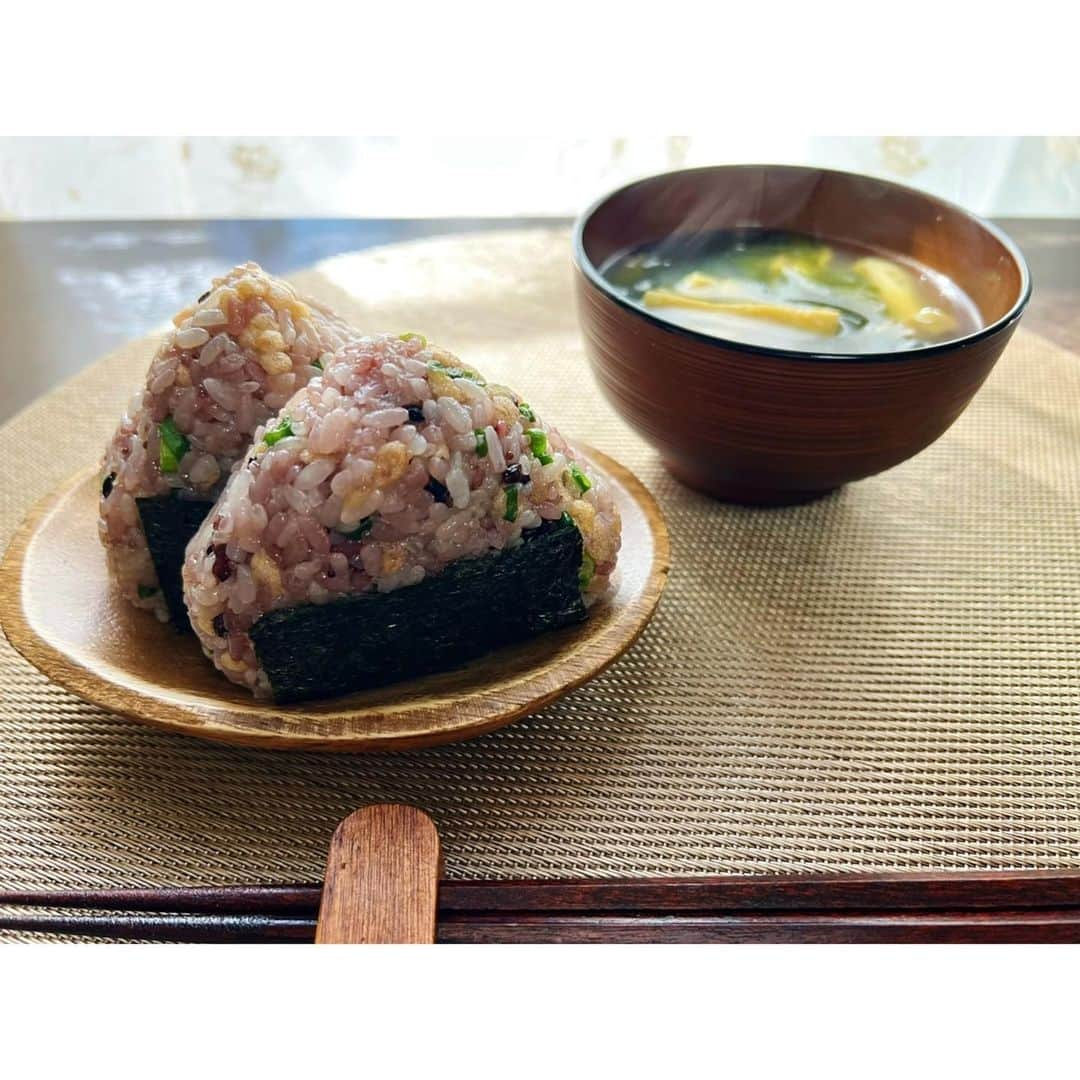 高木沙織さんのインスタグラム写真 - (高木沙織Instagram)「🍙 * しみる…♡ * たぬきおにぎりは 雑穀ご飯に天かすと青ネギ、麺つゆで適当。 * * #おにぎり #雑穀米 #雑穀ごはん #黒米 #アマランサス #たぬきおにぎり #お味噌汁 #和食 #発酵食品 #発酵食品ソムリエ いつかの#朝ご飯 #food #cook」10月10日 18時32分 - saori_takagi