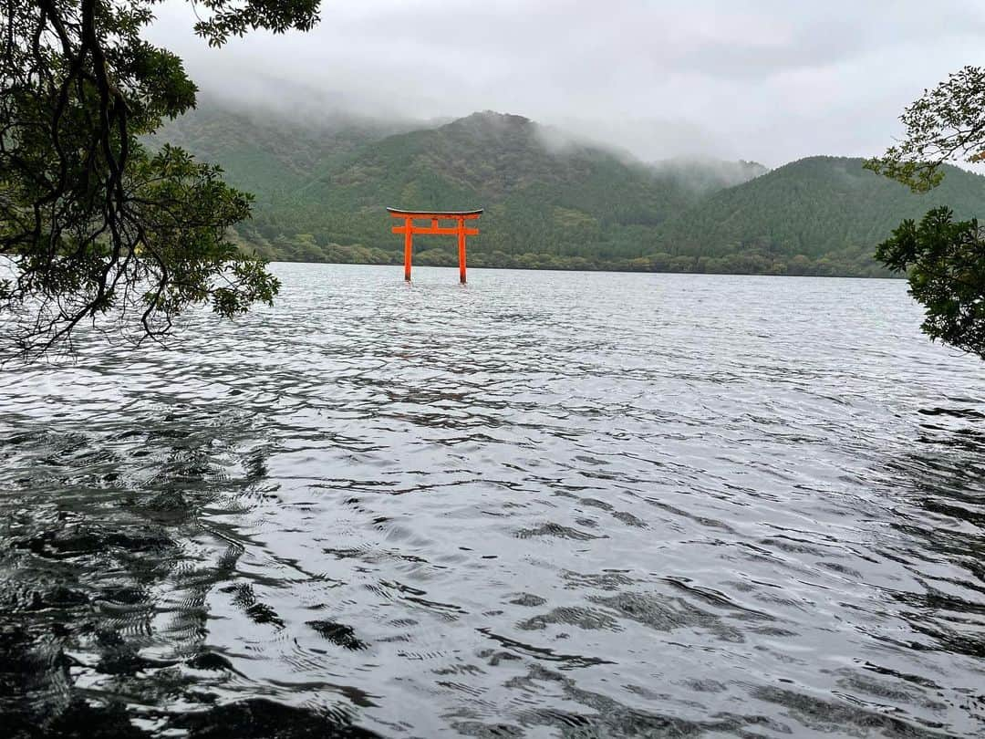 杉ありささんのインスタグラム写真 - (杉ありさInstagram)「. 箱根の九頭龍神社。 夜中からずっと雨だったのでやめようかなと思っていたら 朝息子がたまたま持ってきたドラゴンの本を開いたページが"九頭龍"で、これは行かなければと雨風の中向かいました。  箱根神社、九頭龍神社新宮を参拝後、なかなか辿り着けないという話の!?本宮に向かうことになるのですが 本宮までの道のり入り口で一箇所だけ葉っぱがすごい勢いでクルクル🌀雨も止み、幻想的な雰囲気の中辿り着くことができました。  大人の足で15分、4歳の息子と共に歩くと倍くらいかかりました。 息子もがんばっていつもよりよく歩いたなぁ🌼 大自然の中を歩くだけでも浄化されました🫧  途中で明らかに空気が変わったところがあり、突然風がぶわっと吹いた時に龍が通った！と感じ、そのタイミングで家族も同じことを感じたようで貴重な体験でした🍃  またゆっくり訪れたいです⛩️🐉✨  #箱根 #箱根神社 #九頭龍神社  #週末旅 #arisa週末旅」10月10日 18時32分 - itsmeariiisa