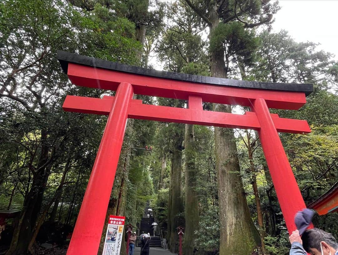 杉ありささんのインスタグラム写真 - (杉ありさInstagram)「. 箱根の九頭龍神社。 夜中からずっと雨だったのでやめようかなと思っていたら 朝息子がたまたま持ってきたドラゴンの本を開いたページが"九頭龍"で、これは行かなければと雨風の中向かいました。  箱根神社、九頭龍神社新宮を参拝後、なかなか辿り着けないという話の!?本宮に向かうことになるのですが 本宮までの道のり入り口で一箇所だけ葉っぱがすごい勢いでクルクル🌀雨も止み、幻想的な雰囲気の中辿り着くことができました。  大人の足で15分、4歳の息子と共に歩くと倍くらいかかりました。 息子もがんばっていつもよりよく歩いたなぁ🌼 大自然の中を歩くだけでも浄化されました🫧  途中で明らかに空気が変わったところがあり、突然風がぶわっと吹いた時に龍が通った！と感じ、そのタイミングで家族も同じことを感じたようで貴重な体験でした🍃  またゆっくり訪れたいです⛩️🐉✨  #箱根 #箱根神社 #九頭龍神社  #週末旅 #arisa週末旅」10月10日 18時32分 - itsmeariiisa