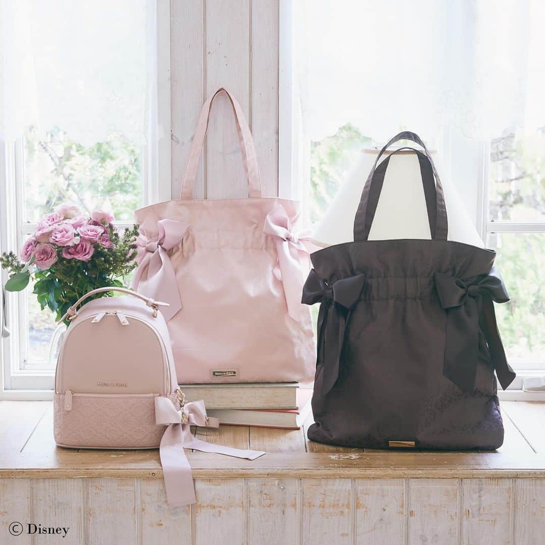 maisondefleur_pressさんのインスタグラム写真 - (maisondefleur_pressInstagram)「. 【ディズニーストアとの共同企画商品】  ディズニーストアにて 10/13(fri)～順次販売開始！  ディズニー マリーとレディをモチーフにした コレクションが新登場🎀  ダブルリボントートバッグ、 リボンチャーム付きリュック、 グローブなどのファッションアイテムをはじめ、 ウォレットやパスケースなどの雑貨がラインナップ✨  トートバッグはオリジナルのジャカード織、 リュックやウォレットなどは型押しで さりげなくキャラクターを デザインしているところがポイント♪  大人っぽく、どんなコーディネートにも 取り入れやすいアイテムです👗  さらに、共同企画ならではの ディズニー マリーとレディの エコバッグ入りぬいぐるみキーチェーンもご用意！  大人可愛いピンクベージュや ブラウンを基調にした上品なデザインで、 秋のお出かけにぴったりのコレクションです🎀  ---------------------------  ○ディズニーフラッグシップ東京 ○ディズニーストア店舗 ○ディズニー公式オンラインストア ディズニーストア.jp 10/13（fri）～順次販売開始  ━━━━━━━━━━━━━━━ ☑ダブルリボンギャザートート ￥8,500 tax in　  ☑リュック ￥16,500 tax in  ☑グローブ ￥7,000 tax in  ☑ロングポーチ ￥5,000 tax in  ☑ミニウォレット ￥11,000 tax in  ☑パスケース ￥5,500 tax in  ☑タオルハンカチ ￥1,600 tax in . . #maisondefleur #メゾンドフルール #ダブルリボントートバッグ #disney #ディズニー #ディズニーコレクション #disneystorejp #ディズニーストア  #ディズニーフラッグシップ東京 #おしゃれキャット #わんわん物語 #ディズニーマリー #レディ #バッグ #トートバッグ #ジャカード #エンボス #リボン #ribbon #リュック #パスケース #カードケース #手袋 #グローブ #ポーチ #ハンカチ #タオルハンカチ #お出かけコーデ #大人かわいい #大人可愛い」10月10日 18時34分 - maisondefleur_press