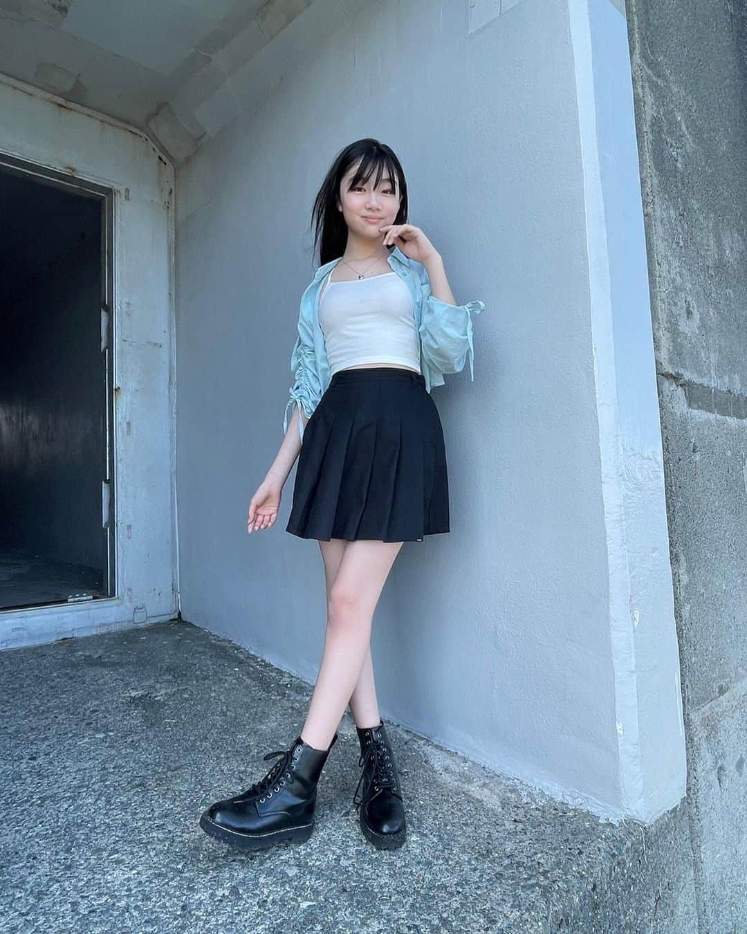 のインスタグラム：「カジュアルガーリーコーデ  ブラウスのリボンの部分がかわいくてお気に入り〜(*´꒳`*)  ブラウス__repipi armario インナー__GU スカート__PINKｰlatte ブーツ__H＆M  #白尾留菜#ルナ#ニコラ #nicola #ニコラ11月号 #ニコラモデル #ニコモ #fjc #sjc #ljc #fjk#カジュアルコーデ#ガーリーコーデ#repipiarmario#レピピアルマリオ#GU#ピンクラテ」