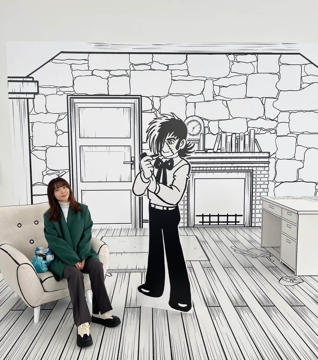 蒼山幸子のインスタグラム：「B.J展！ わたしの2次元の初恋びとは たぶんブラックジャックだ。 (3次元はマトリックスのネオ) 孤独で粋で天才で 生きること、生かすことに貪欲で。 人から動物から 宇宙人まで治せてしまえる。 そして大人になればなるほどわかる ぴのこの大切さ。 手塚作品の中で一番読み込んだシリーズかもしれない。 連載でこの密度の作品を作り続けていたって、 ほんとにどういうことなんでしょう、と 隅から隅まで漫画の神の才能に 感嘆せざるを得ない空間でした。 3枚目はおまけのピザトーストと蒼山。 #ブラックジャック展」