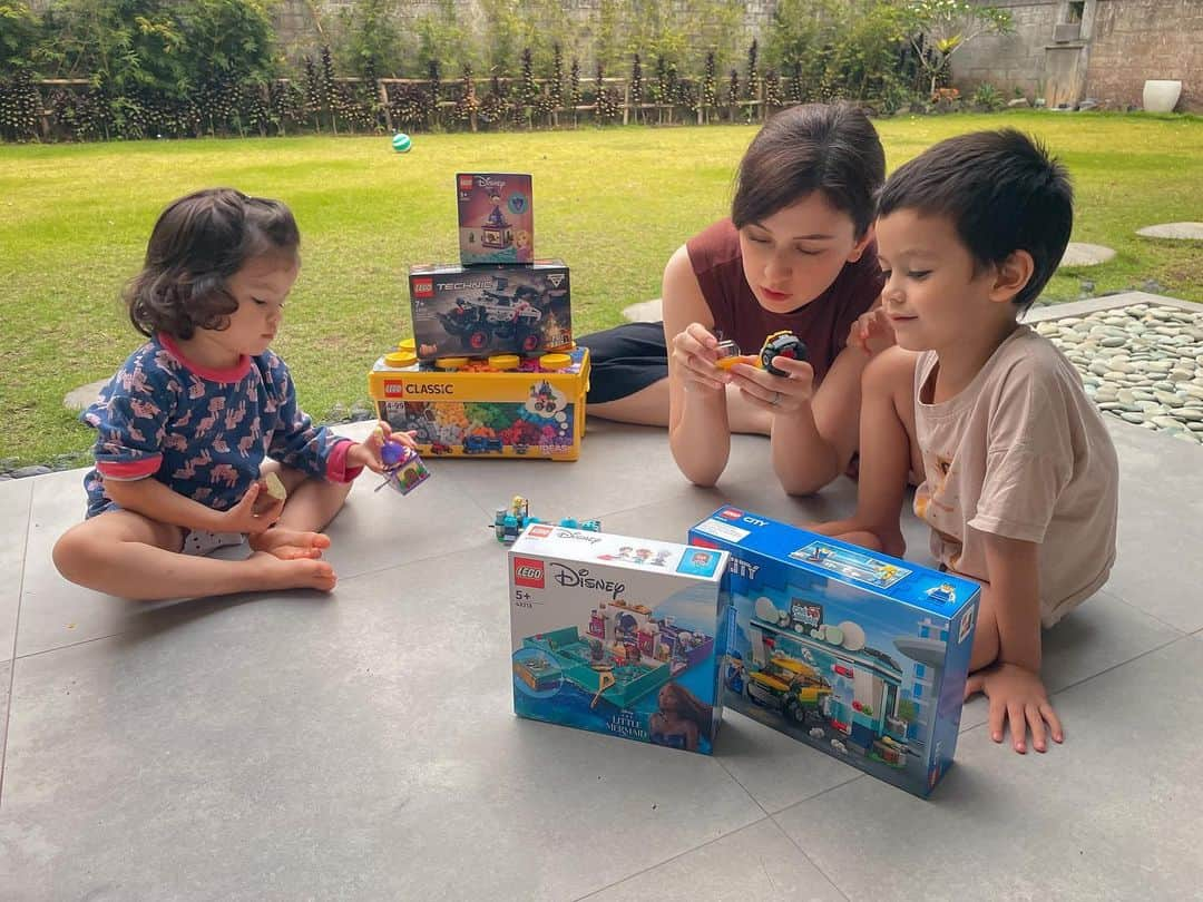 Kimberly Ryderのインスタグラム：「Here's to one of our faveee family bonding activities! Building, bonding, and expressing our creativity with LEGO bricks 🧱👨‍👩‍👧‍👦  Ini sih bukan cuma Rayden & Aisyah yang happy mainnya tapi Momma & Papa juga 😌 Apapun kesukaan masing-masing, semua tetap bisa dimainkan bersama LEGO bricks!  Aku dan Aisyah yang paling semangat dan ngefans dengan Disney Princess, kita punya set 43214 Twirling Rapunzel dan 43213 The Little Mermaid Story Book yang bisa dimainkan sesuai dengan kreasi dan imajinasi 👸🏻  Kalau Rayden dan Papanya paling suka bermain mobil-mobilan, racing dan monster trucks! Buat yang penasaran ini set 42150 Monster Jam Monster Mutt dan 60362 Carwash Building yaa 😉  Tapi kalau kita semua lagi bermain bersama, this LEGO Classic 10696 Medium Creative Brick Box is the best choice! Kita bisa buat apapun dengan kreasi seimajinatif mungkin! ✨  Jelajahi serunya berkreasi bersama LEGO Play On dan wujudkan passion-mu ke level berikutnya! Ada banyak promo spesial LEGO Play On hanya hingga 15 November nanti dannn ssshhh ada 2 gift with purchase untuk setiap pembelian. Okaaayyy imma go checkout at the LEGO Official Store on Tokopedia now! 🤫🤭  @idn.bricks @legoindonesia_official  #LEGOPlayOnID #LEGOID #LEGOIndonesia  📷 @edward_akbar」