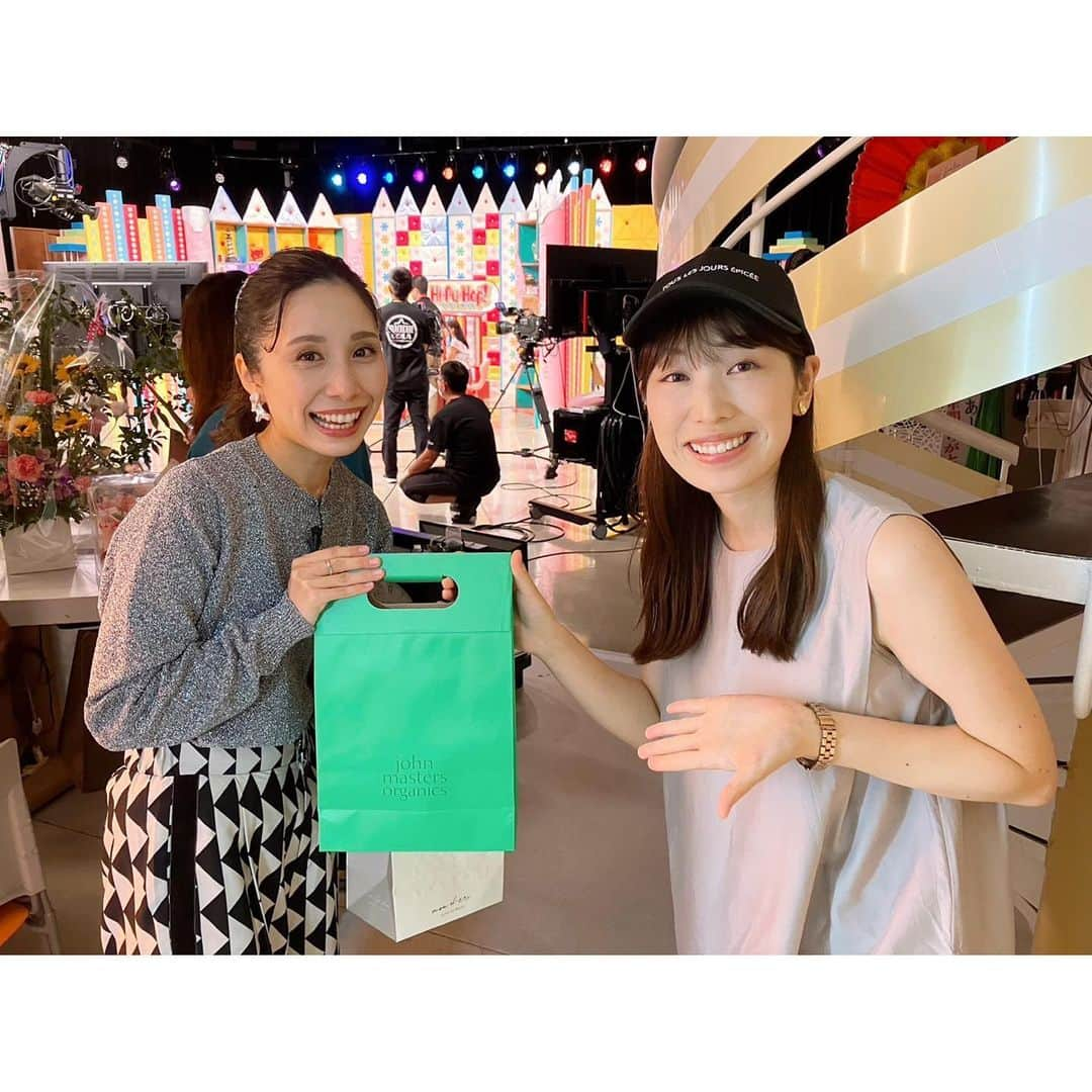 小林美沙希さんのインスタグラム写真 - (小林美沙希Instagram)「． 投稿内容を考えていたら ずいぶん遅くなってしまいました😭 ． 改めて… あーりー、約10年間 ひーぷーホップお疲れ様でした✨ . 同い年ということもあって 仲良くしてくれている あーりーの卒業とあって スタジオの隅にお邪魔しました🙇‍♀️ ． 入社したばかりの頃、 社内研修で ひーぷーホップを見学させてもらい あーりーは同い年だよ〜と 教えてもらって、 どんなときも明るく楽しく 番組を盛り上げているあーりーを見て すごい子がいるんだなあと思ったのを 今でも覚えています☺️ ． 仲良くしてくれることに感謝🙏 ． これからもあーりーの活躍を 心から応援しています💓 ． #沖縄#okinawa  #沖縄テレビ#ひーぷーホップ #あーりー #アナウンサー #小林美沙希」10月10日 18時48分 - otv_kobamisa