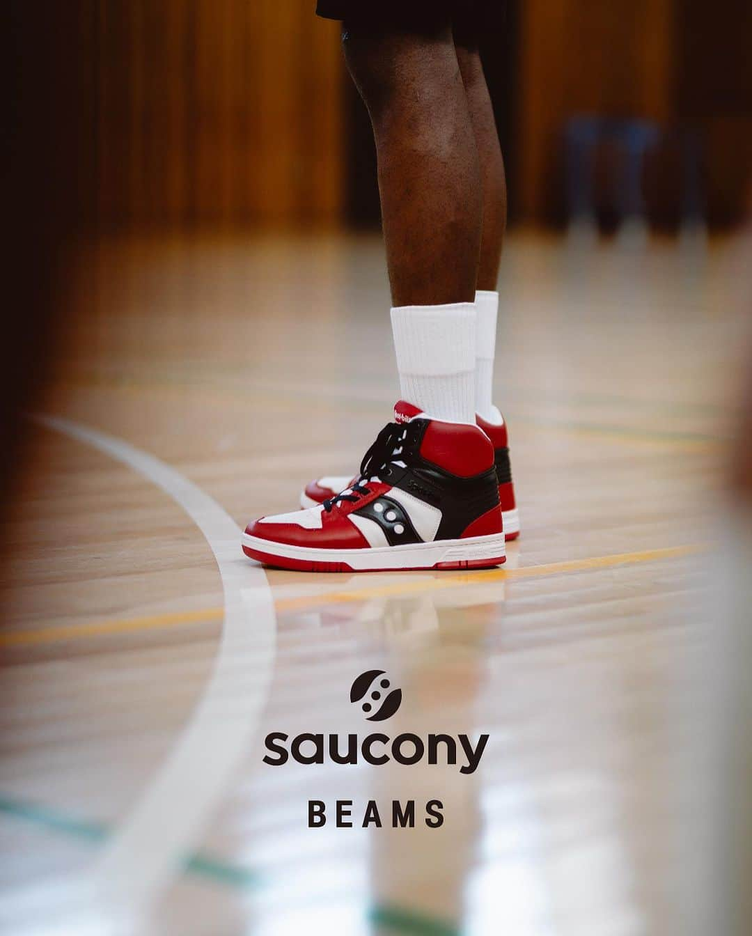 BEAMS MENのインスタグラム：「… Saucony × BEAMS 『Spot-Bilt™ SONIC HI』 10.14（Sat.）Release . 〈Saucony〉と〈BEAMS〉が8年ぶりに手を組み、別注アイテムをリリース。 ブランドとバスケットボールの歴史、そしてスケートボードをはじめとするオフコートに与えた影響に敬意を表して、〈Saucony〉を代表するコートシューズ『Spot-Bilt™ SONIC HI』を別注。  プレミアムレザーを使用した贅沢なアッパー、通気性を確保するパンチング、クラシカルなハイトップのシルエットは当時のコートシューズを連想させます。 さらには、コラボレーションの象徴としてアウトソールには〈BEAMS〉のロゴが鎮座。  10月14日（土）より〈BEAMS〉レーベル取扱店舗にて世界先行発売となり、10月21日（土）よりグローバルリリース。ぜひお見逃しなく！ . Co-Producer_ @meiji0122 @ryoheitomioka Photographer_ @22phottt Videographer_ @seeafret Music_ @skate6498 Stylist_ @shomasashi Hair_ @masaki_hair . @sauconyoriginals @beams_official @beams_mens_casual #saucony #spotbiltsonichi #beams」