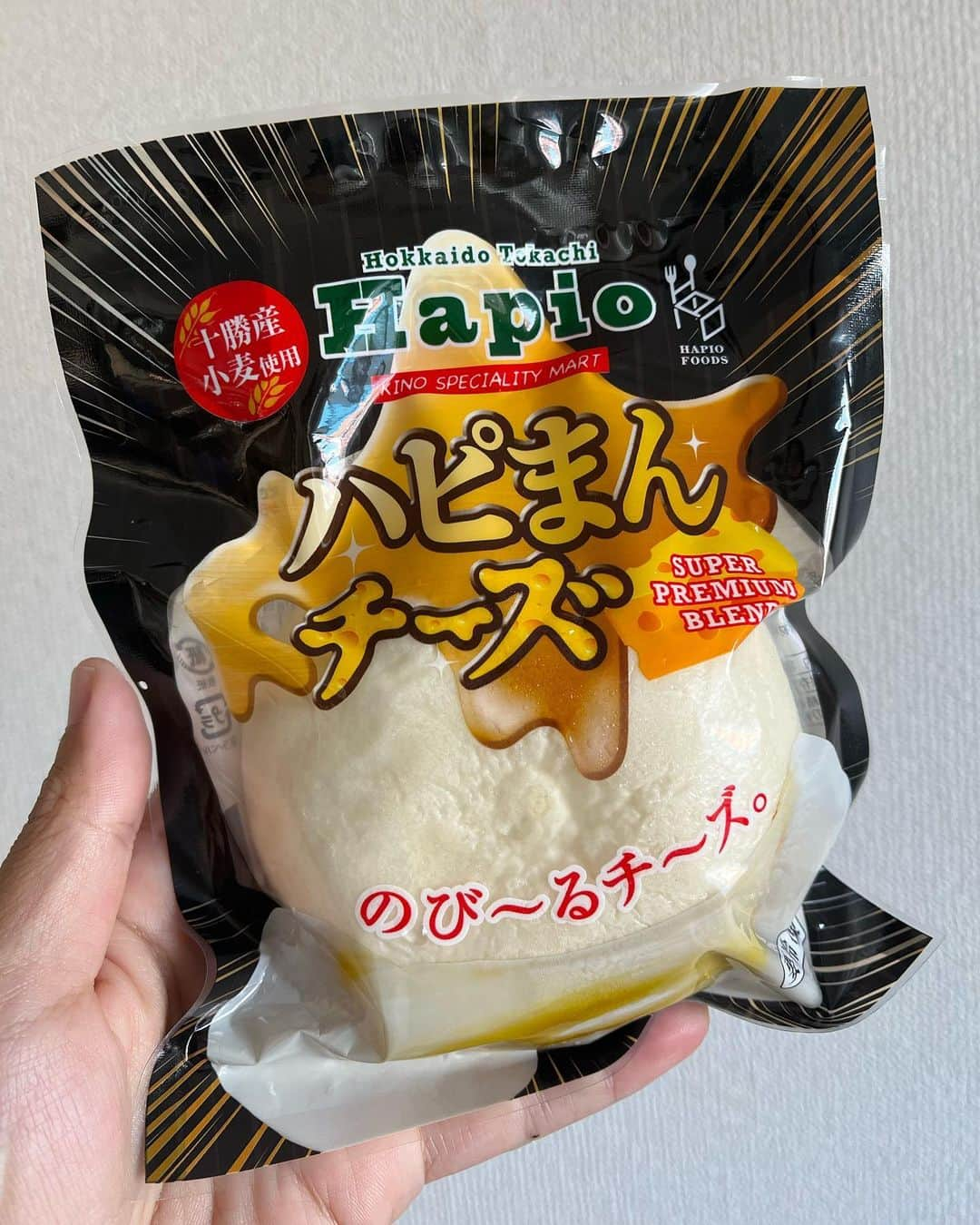 シオマリアッチのインスタグラム：「事務所でもらってきたハピまんチーズ食べた😋 中身全部チーズだった!🧀 鬼うま〜🙌🏻  #ハピまんチーズ」