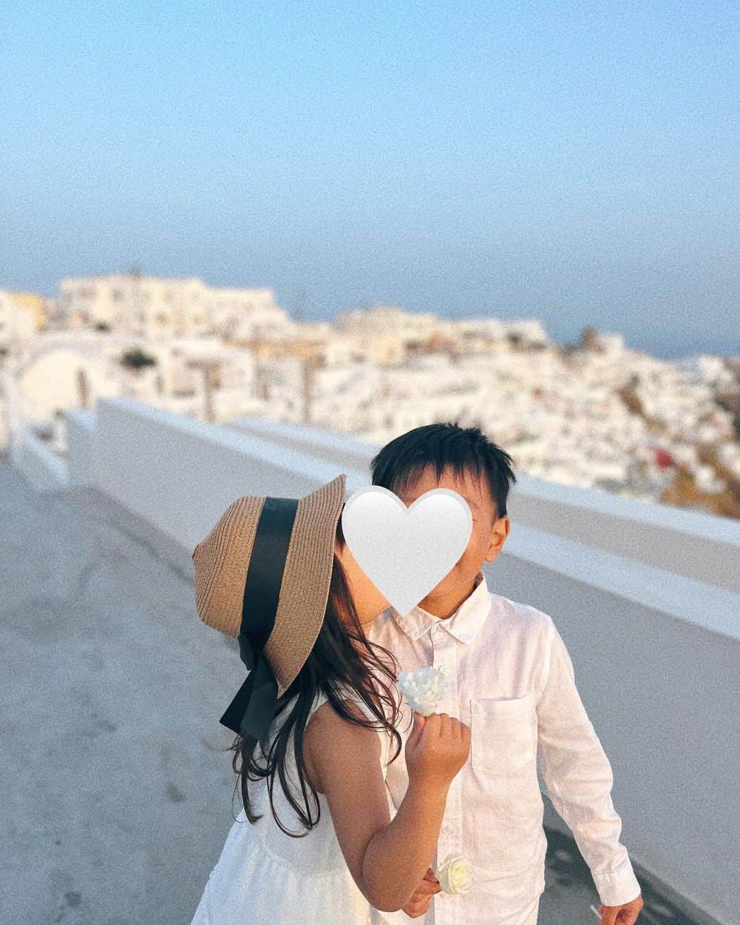 Remiさんのインスタグラム写真 - (RemiInstagram)「kids in love with Santorini💙🇬🇷 この旅でより結束が深まった子供たち👦🏻👧🏻 全く違う環境でこんなに楽しめているのは、親以上にお互いの存在が大きいのは確実✨  四六時中一緒にいるので、もちろん喧嘩も沢山するけど、最高の遊び相手でライバルで、唯一無二のパートナー。 子供たちなりにうまくやっていこうと互いに譲り合ったり、相手を立てたり、幼いながら社会性を身につけているのも感じます😌(基本いつもふざけてばかりだけど笑)  夫も私も兄と妹という兄妹構成なのでそれぞれの立場がわかると同時に、大人になるとどうしても距離が出てくる異性兄妹。 大好きな海外ドラマ"THIS IS US"のように、辛い時に支え合える兄妹であってほしいなぁ🤝🏼  そして家族でいつまでもハグし合える関係でありますように🤞🏽✨  ------------ 📍#imerovigli #Santorini #Greece #🇬🇷  ⚓️ @norwegiancruiseline  👨‍👩‍👧‍👦 @hh.channel2023  🗓 2023.10.3-13  #年子兄妹 #年子育児 #6歳 #4歳 #イメロヴィグリ #サントリーニ島 #ギリシャ旅行 #ギリシャクルーズ #クルーズ旅  #ノルウェージャン #ヨーロッパクルーズ #地中海クルーズ #エーゲ海クルーズ #子連れクルーズ #子連れ旅行 #imeroviglisantorini #imeroviglisunset #santoriniisland #santorinigreece #norwegian #norwegiancruiseline #norwegianbreakaway #cruise #cruiselife #familycruise #remi_world2023」10月10日 18時49分 - remi_912