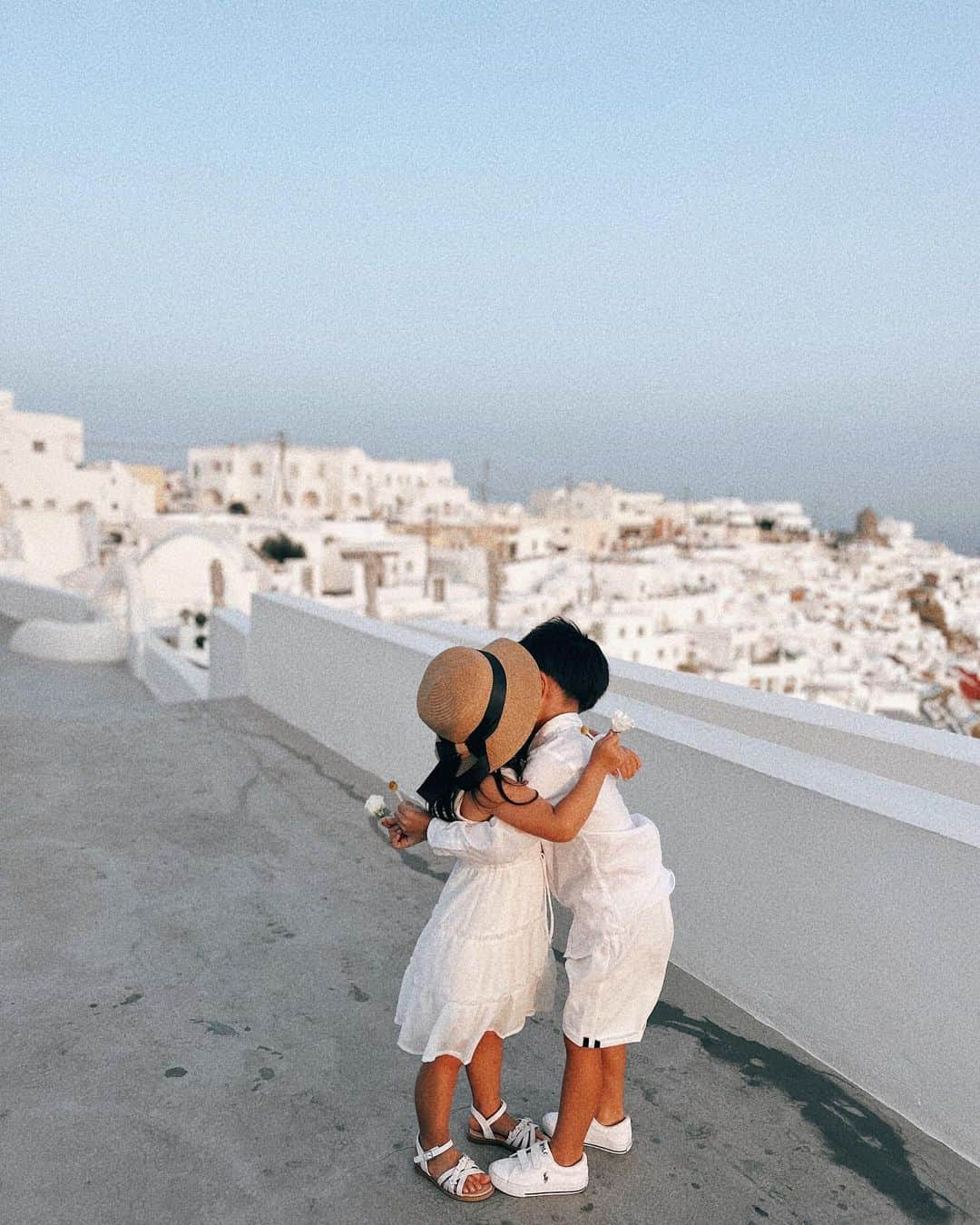 Remiさんのインスタグラム写真 - (RemiInstagram)「kids in love with Santorini💙🇬🇷 この旅でより結束が深まった子供たち👦🏻👧🏻 全く違う環境でこんなに楽しめているのは、親以上にお互いの存在が大きいのは確実✨  四六時中一緒にいるので、もちろん喧嘩も沢山するけど、最高の遊び相手でライバルで、唯一無二のパートナー。 子供たちなりにうまくやっていこうと互いに譲り合ったり、相手を立てたり、幼いながら社会性を身につけているのも感じます😌(基本いつもふざけてばかりだけど笑)  夫も私も兄と妹という兄妹構成なのでそれぞれの立場がわかると同時に、大人になるとどうしても距離が出てくる異性兄妹。 大好きな海外ドラマ"THIS IS US"のように、辛い時に支え合える兄妹であってほしいなぁ🤝🏼  そして家族でいつまでもハグし合える関係でありますように🤞🏽✨  ------------ 📍#imerovigli #Santorini #Greece #🇬🇷  ⚓️ @norwegiancruiseline  👨‍👩‍👧‍👦 @hh.channel2023  🗓 2023.10.3-13  #年子兄妹 #年子育児 #6歳 #4歳 #イメロヴィグリ #サントリーニ島 #ギリシャ旅行 #ギリシャクルーズ #クルーズ旅  #ノルウェージャン #ヨーロッパクルーズ #地中海クルーズ #エーゲ海クルーズ #子連れクルーズ #子連れ旅行 #imeroviglisantorini #imeroviglisunset #santoriniisland #santorinigreece #norwegian #norwegiancruiseline #norwegianbreakaway #cruise #cruiselife #familycruise #remi_world2023」10月10日 18時49分 - remi_912