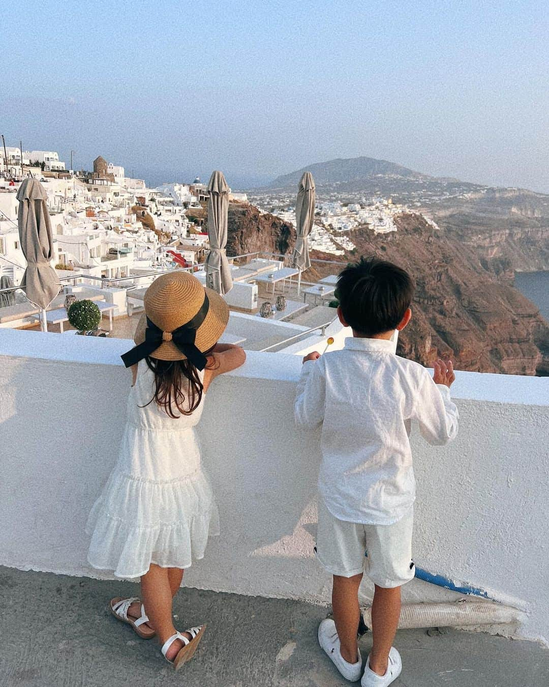 Remiさんのインスタグラム写真 - (RemiInstagram)「kids in love with Santorini💙🇬🇷 この旅でより結束が深まった子供たち👦🏻👧🏻 全く違う環境でこんなに楽しめているのは、親以上にお互いの存在が大きいのは確実✨  四六時中一緒にいるので、もちろん喧嘩も沢山するけど、最高の遊び相手でライバルで、唯一無二のパートナー。 子供たちなりにうまくやっていこうと互いに譲り合ったり、相手を立てたり、幼いながら社会性を身につけているのも感じます😌(基本いつもふざけてばかりだけど笑)  夫も私も兄と妹という兄妹構成なのでそれぞれの立場がわかると同時に、大人になるとどうしても距離が出てくる異性兄妹。 大好きな海外ドラマ"THIS IS US"のように、辛い時に支え合える兄妹であってほしいなぁ🤝🏼  そして家族でいつまでもハグし合える関係でありますように🤞🏽✨  ------------ 📍#imerovigli #Santorini #Greece #🇬🇷  ⚓️ @norwegiancruiseline  👨‍👩‍👧‍👦 @hh.channel2023  🗓 2023.10.3-13  #年子兄妹 #年子育児 #6歳 #4歳 #イメロヴィグリ #サントリーニ島 #ギリシャ旅行 #ギリシャクルーズ #クルーズ旅  #ノルウェージャン #ヨーロッパクルーズ #地中海クルーズ #エーゲ海クルーズ #子連れクルーズ #子連れ旅行 #imeroviglisantorini #imeroviglisunset #santoriniisland #santorinigreece #norwegian #norwegiancruiseline #norwegianbreakaway #cruise #cruiselife #familycruise #remi_world2023」10月10日 18時49分 - remi_912