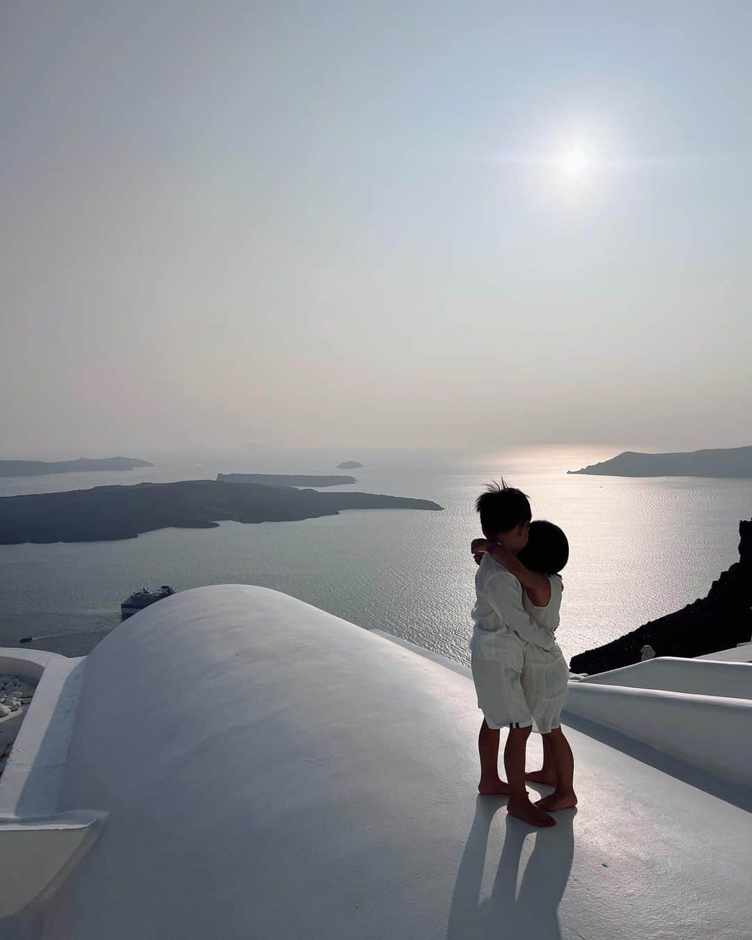 Remiさんのインスタグラム写真 - (RemiInstagram)「kids in love with Santorini💙🇬🇷 この旅でより結束が深まった子供たち👦🏻👧🏻 全く違う環境でこんなに楽しめているのは、親以上にお互いの存在が大きいのは確実✨  四六時中一緒にいるので、もちろん喧嘩も沢山するけど、最高の遊び相手でライバルで、唯一無二のパートナー。 子供たちなりにうまくやっていこうと互いに譲り合ったり、相手を立てたり、幼いながら社会性を身につけているのも感じます😌(基本いつもふざけてばかりだけど笑)  夫も私も兄と妹という兄妹構成なのでそれぞれの立場がわかると同時に、大人になるとどうしても距離が出てくる異性兄妹。 大好きな海外ドラマ"THIS IS US"のように、辛い時に支え合える兄妹であってほしいなぁ🤝🏼  そして家族でいつまでもハグし合える関係でありますように🤞🏽✨  ------------ 📍#imerovigli #Santorini #Greece #🇬🇷  ⚓️ @norwegiancruiseline  👨‍👩‍👧‍👦 @hh.channel2023  🗓 2023.10.3-13  #年子兄妹 #年子育児 #6歳 #4歳 #イメロヴィグリ #サントリーニ島 #ギリシャ旅行 #ギリシャクルーズ #クルーズ旅  #ノルウェージャン #ヨーロッパクルーズ #地中海クルーズ #エーゲ海クルーズ #子連れクルーズ #子連れ旅行 #imeroviglisantorini #imeroviglisunset #santoriniisland #santorinigreece #norwegian #norwegiancruiseline #norwegianbreakaway #cruise #cruiselife #familycruise #remi_world2023」10月10日 18時49分 - remi_912