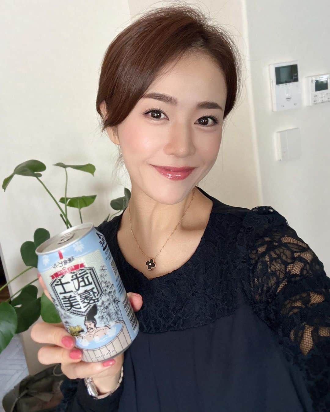 しろまっするのインスタグラム：「・ 暖かい季節のビール好き☀️  このビール、フローラルでフルーティーな香りでお風呂上りににぴったりでした🤭🍺  Cheers 😝🍻💛  #kamakurabeer #craftbeer #beerlover #クラフトビール #鎌倉ビール #武士の褒美 #しろまっする」