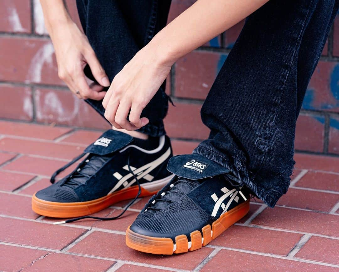 ASICS Tiger JAPANのインスタグラム：「. GEL-FLEXKEE PRO -BLACK/BIRCH  2023.10.12 LAUNCH  [取扱店舗] ・アシックス公式ストア（原宿店・心斎橋店・オンラインストア）  GEL-FLEXKEE PRO (ゲルフレッキー プロ)は、当社アドバイザリースタッフの中村貴咲選手の意見を取り入れ、アシックススポーツ工学研究所でスケートボード競技の動作分析から生まれた。ライディング中の足の前部の細かい動きに対応するため、シューズ前部の外側にアウトソールの底面から側面に連続した溝を設け屈曲性を高めた。アッパーは、足の甲にしっかりフィットする設計で、より繊細なライディングをサポートする。  @asics_skateboarding   #GELFLEXKEEPRO  #ASICS #ASICSSportStyle #ASICSSkateboarding   #skateboarding #kicks #sneakers #sneakerhead #sneakerfam #シューズ #スニーカー #ファッション #カジュアル #カジュアルコーデ #ストリートファッション #ジャパスニ #スニーカーヘッズ #ストリートコーデ #コーディネート #スニーカー男子 #スニーカー女子」