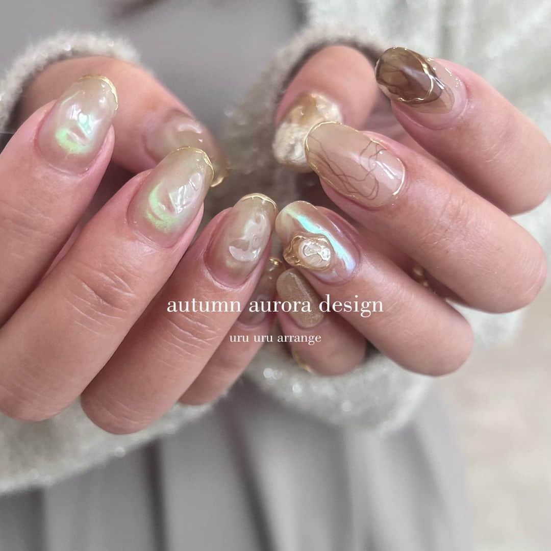 sapporo nail 【 Aster 】のインスタグラム：「⁡ ⁡ ⁡ 最近の 推しdesign🫶！ ⁡ オーロラのうるうる感も残しつつ 秋っぽさも取り入れて🍂 ⁡ 手作りのパールも可愛い💭💭  いろんなcolor changeに対応できます🌟 ⁡ ⁡ ⁡ ⁡ ⁡ ⁡ ________________________ ⁡ ⁡ ⁡ ⁡ ●ジェルの持ちが悪い ●爪が折れやすい ●爪を削られすぎたことがある ●マシンが怖い ●理想の形やデザインにならなかったことがある ⁡ ⁡ ↑お悩みの方はぜひ一度お任せください◎ ⁡ 『厚塗りすれば折れない』は×です👀 正しいフォルムとジェルの選定で お客様それぞれに合った理想の強度とキレイな見た目に整えます。 ⁡ ⁡ ⁡ ⁡ ⁡ _______________________________ ⁡ ⁡ #札幌ネイルサロンアトリエリベルテ #札幌ネイルサロン #ニュアンスネイル #秋ネイル #インクネイル #パールネイル #オーロラネイル #フィルイン #札幌フィルイン ⁡ ⁡ ⁡ ＿＿＿＿＿＿＿＿＿＿＿＿＿＿＿＿＿＿＿＿ ⁡ atelier Libertéはスタッフそれぞれがサロンの1席を借りてオーナーとして営業している新しいstyleのネイルサロンです。 ⁡ 使用素材や得意とするアートのタッチはスタッフにより異なります。 各スタッフのアカウントで、アートの雰囲気を見てご指名でのご予約もおススメです🪄 ⁡ ⁡ yukina→@atelier_liberte_yukina  akari→ @atelier_liberte_akari ayuzu→ @atelier_liberte_ayuzu saaya→ @atelier_liberte_saaya yuho→ @atelier_liberte_yuho ⁡ ●前日キャンセルはお席代として1500円/当日キャンセルは2,000円(無断の場合は3,000円)次回ご来店時にご請求させていただきます。(seina指名の場合、予約コース最低料金となります。例ハンド付け替え→7,000 ) ⁡ ⁡ 𝐚𝐭𝐞𝐥𝐢𝐞𝐫 𝐋𝐢𝐛𝐞𝐫𝐭𝐞 ⁡ place: 札幌市中央区南1条西8丁目9 BB1・8ビル2階 ⁡ TEL :  080-4500-8832 ⁡ ⁡」