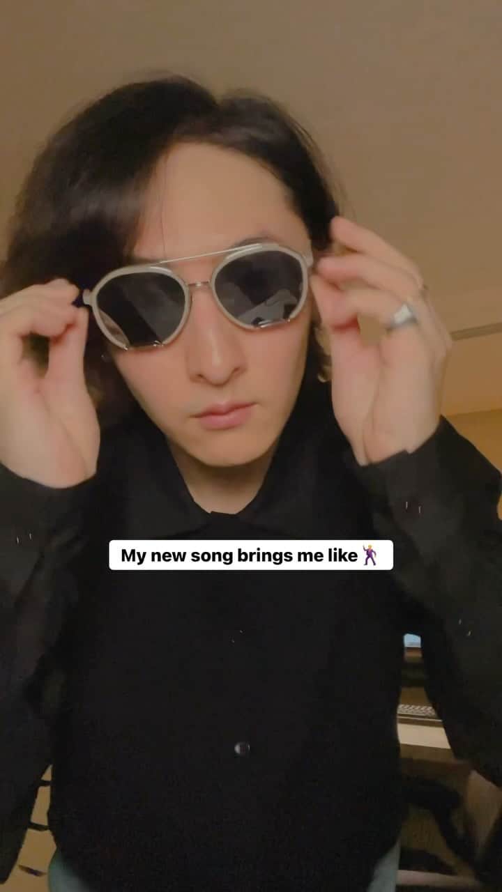 ビッケブランカのインスタグラム：「My new song「Bitter」makes me like🕺」