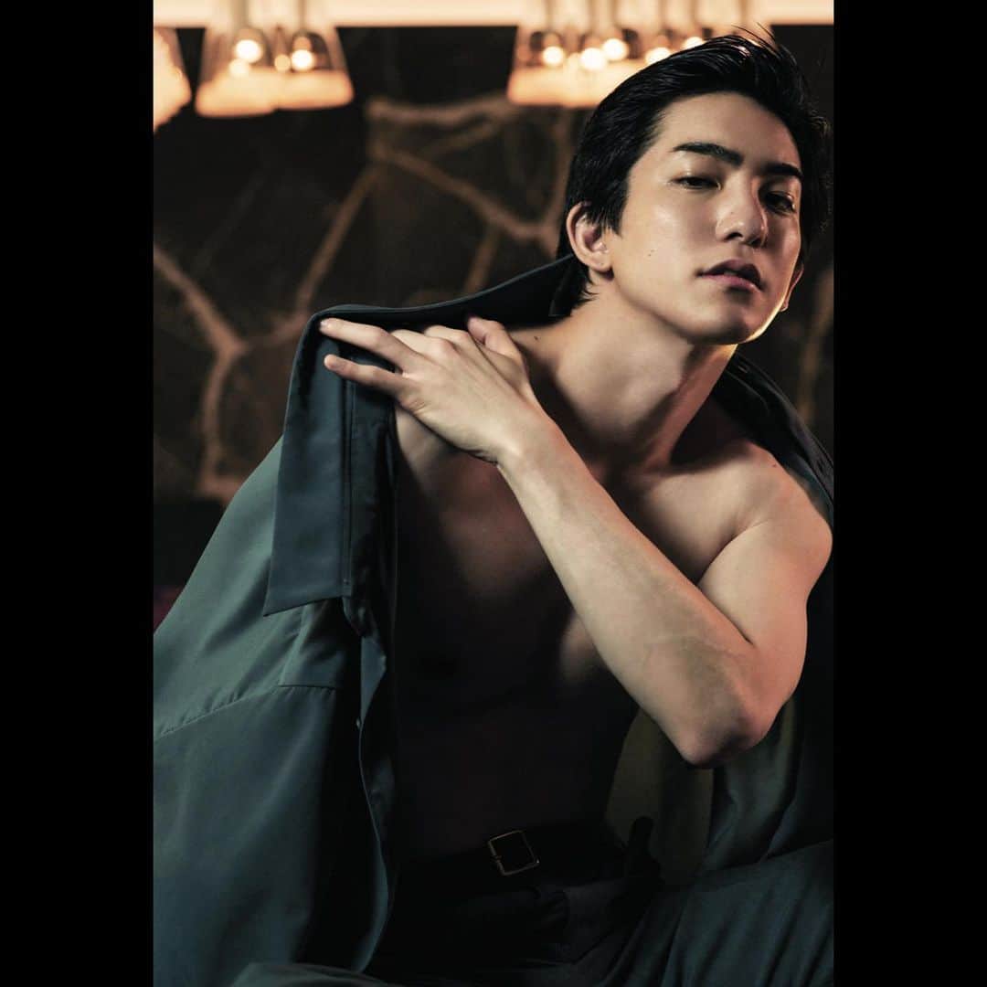 前田公輝のインスタグラム：「. anan2369号［10/18発売］  全8 page  今・回・は ヤバイ  この写真が 1番まとも?です。  また新たなステージへの扉 開口  とにかく濃い紙面になってます。  ananさん ありがとうございました✨笑 💄  楽しみに待っててくれ笑  (奇跡的に髪型「彼」ぽい このタイミング それに奇跡でいうとインスタ1つ前の投稿で着てるシャツ脱いだみたいにも見える)  #anan  - @anan_mag Xより引用。 10/18発売の #anan 2369号に俳優の #前田公輝 さんが登場！「前田公輝が演じる男の解放の瞬間」をテーマに8Pに渡り、別人格を感じさせるフェティッシュさ全開の姿から、無防備すぎるお風呂時間まで…今年はじめの筋肉絶頂期に撮り下ろした #前田公輝史上最強ビジュアル がいよいよ公開に!?お見逃しなく。」