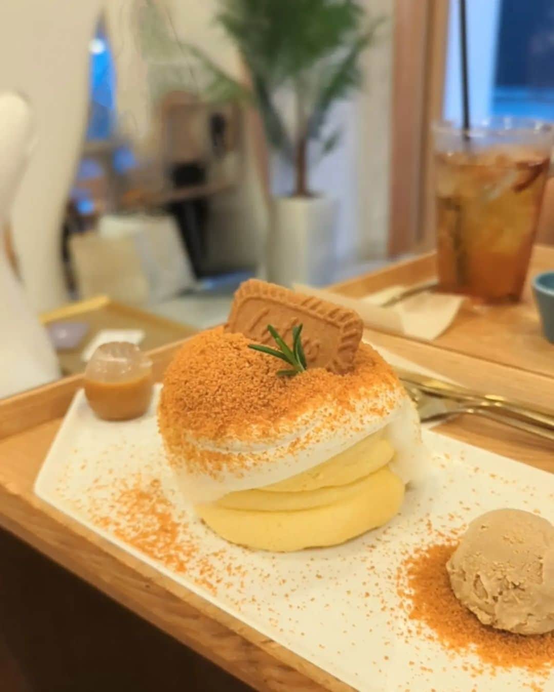 三宅裕子のインスタグラム：「先日 大好きなロータスパンケーキを  無性に食べたくなって 新大久保の 𝙱𝙰𝙼 𝙱𝙸 𝙲𝙾𝙵𝙵𝙴𝙴 へ❁︎ @bam_bi_coffee ふわふわでクリームたっぷりで おいしいの🥺🩷  娘はシャインマスカットピンスに。 トッピングもついていて味変も👌🏻´- 🍇キラキラしてたよ~✨ ※無くなり次第終了。⁡ ⁡マンゴー🥭もあり！  この日は2人ともドリンクは⁡ ⁡テチュティー(なつめ茶)に。 クコの実、シナモンも入ってて⁡ ⁡少し酸味とほんのり甘みもあって⁡ ⁡おいしい♡  店内も映えるけど お店の外も可愛いのでおすすめ🐰📸⁡ ⁡ よくお店の外だけ撮ってる人も⁡ ⁡みかける🫢  どのメニューもおいしいし 居心地もとてもいいよ🎶  〇Access〇 ⁡🎈⁡⁡⁡⁡BAM BI COFFEE ⁡バムビコーヒー ⁡〒169-0072  東京都新宿区大久保１丁目１４−２６ 渡辺荘⁡ ⁡📞 03-6205-9929⁡ ⁡⁡営業時間 11:00-22:30⁡  *･ﾟ　.ﾟ･*.⁡ ⁡ #⁡BAMBICOFFEE ⁡ #バムビコーヒー ⁡ ⁡ #新大久保カフェ ⁡ ⁡ #新大久保グルメ⁡ ⁡ #新大久保⁡ ⁡ #大久保 #Cafe⁡ ⁡ #カフェ好きな人と繋がりたい ⁡ ⁡ #スイーツ⁡ #夜カフェ ⁡ #パンケーキ⁡ ⁡ #スイーツ好きな人と繋がりたい⁡ ⁡ #韓国好きな人と繋がりたい ⁡ #おすすめカフェ⁡ ⁡ #映えカフェ ⁡」