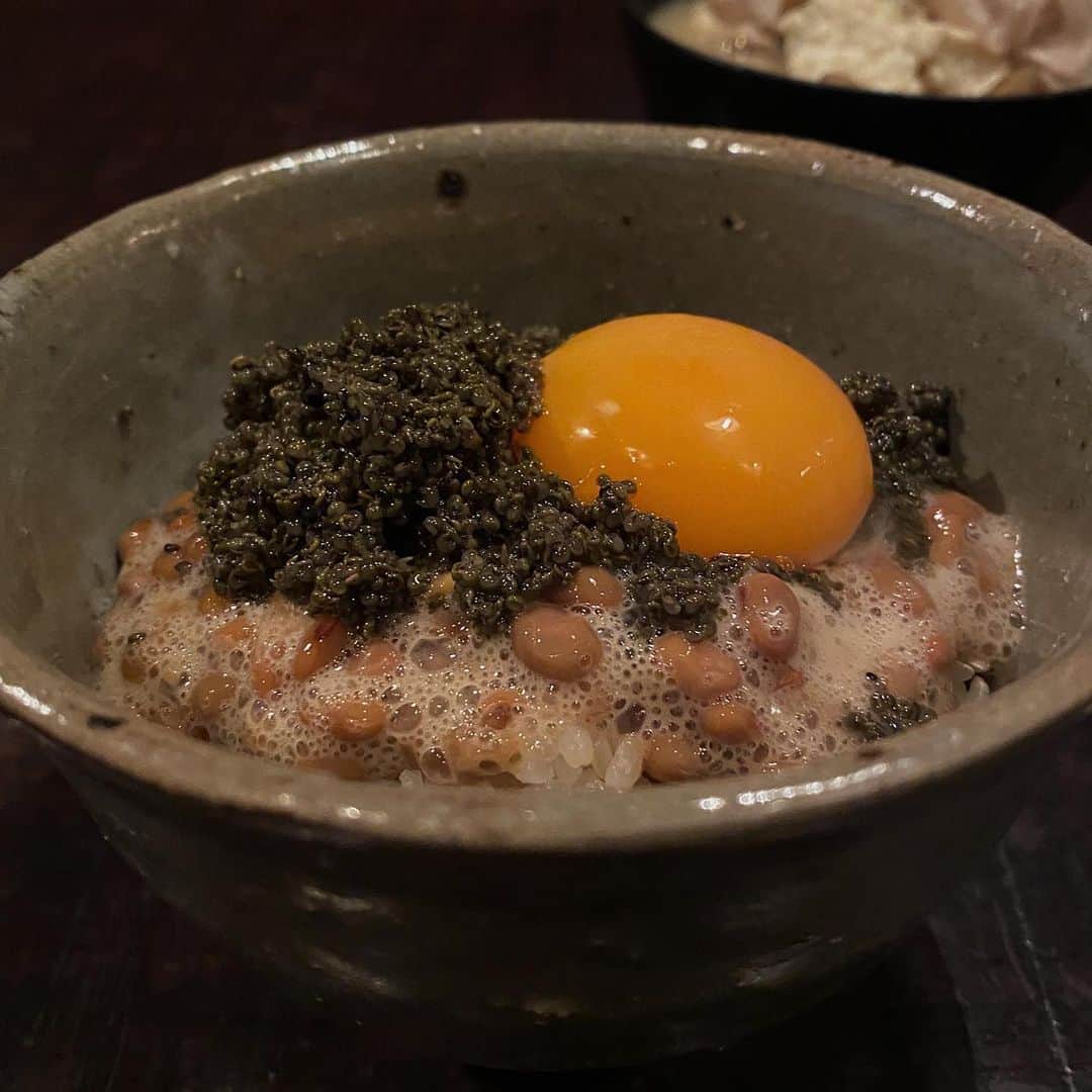 後藤しおりのインスタグラム：「夜の賄いは大好きな納豆ごはん。恒例のこれでもかと言うほどにかき混ぜた納豆に秋田のとんぶり。小さな頃から納豆には必ずこの組み合わせ。あるもので作った豚汁がとんでもなく美味しくて、鯵の塩焼きを待っている間に1杯ペロリしておかわり。伏見の農家さんから届いた間引き菜の小さな大根髭は金平にしました。納豆ごはんを思いっきり食べられるし、その日の身体と相談しながら作れるから賄いと家庭料理が一番好き。」