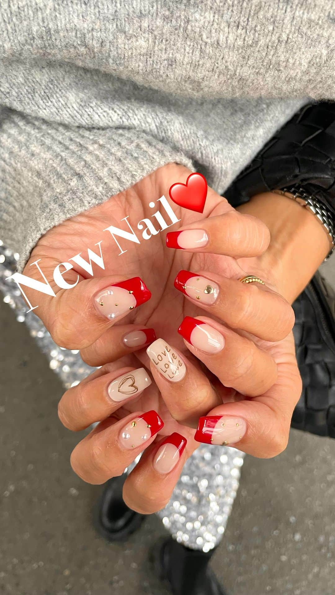 ayuuu_mamのインスタグラム：「New nail💅 @fg_eri.t @eri_rin 💕  毎月お楽しみのネイルの日✨ 今月は赤フレンチをテーマにお任せ❤️  色鉛筆でささっとアートしちゃうエリリン、流石です🥹💕 いつもありがとうぅ💖  動画撮影の合間の面白写真はストーリーズに貼り付けちゃおー🤣みてね💋  #フレンチネイル #フレンチネイルデザイン #赤フレンチ #ネイルデザイン #フレンチネイルが好き #スタッズネイル #アートネイル #ジェルネイル #シンプルネイル #世界のtakeda #えりずねいる #あゆまむネイル #大人上品ネイル #冬ネイル #おえかきネイル」