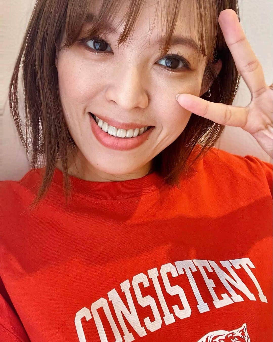 東郷祐佳さんのインスタグラム写真 - (東郷祐佳Instagram)「10月10日、今年も無事誕生日を迎える事が出来ました！ メッセージを下さった皆様ありがとうございます✨  今年のメッセージ一番乗りは、母とファンの方でした☺️ いつも支えてくださってありがとうございます！  36歳は個人的に、別れと挑戦の一年でした。 派手さはありませんでしたが、たくさんの事を考え行動し挑戦し、いくつかの別れも経験し、これからの自分の人生にとって大切な一年となりました。  毎日をどんな風に生きて、どんな未来にするかは全て自分次第なので、37歳も引き続き挑戦し続けること、そして出会いを大事に出来る年にしていきたいです！  これからの一年も、東郷祐佳をどうぞよろしくお願い致します❤️  #東郷祐佳 #誕生日 #Birthday #今年はバースデーライブできなくて #楽しみにして下さっていた皆様ごめんなさい #久しぶり過ぎる自撮りをあげておきます😂 #またライブで会いましょう」10月10日 19時06分 - yuka_togo_official