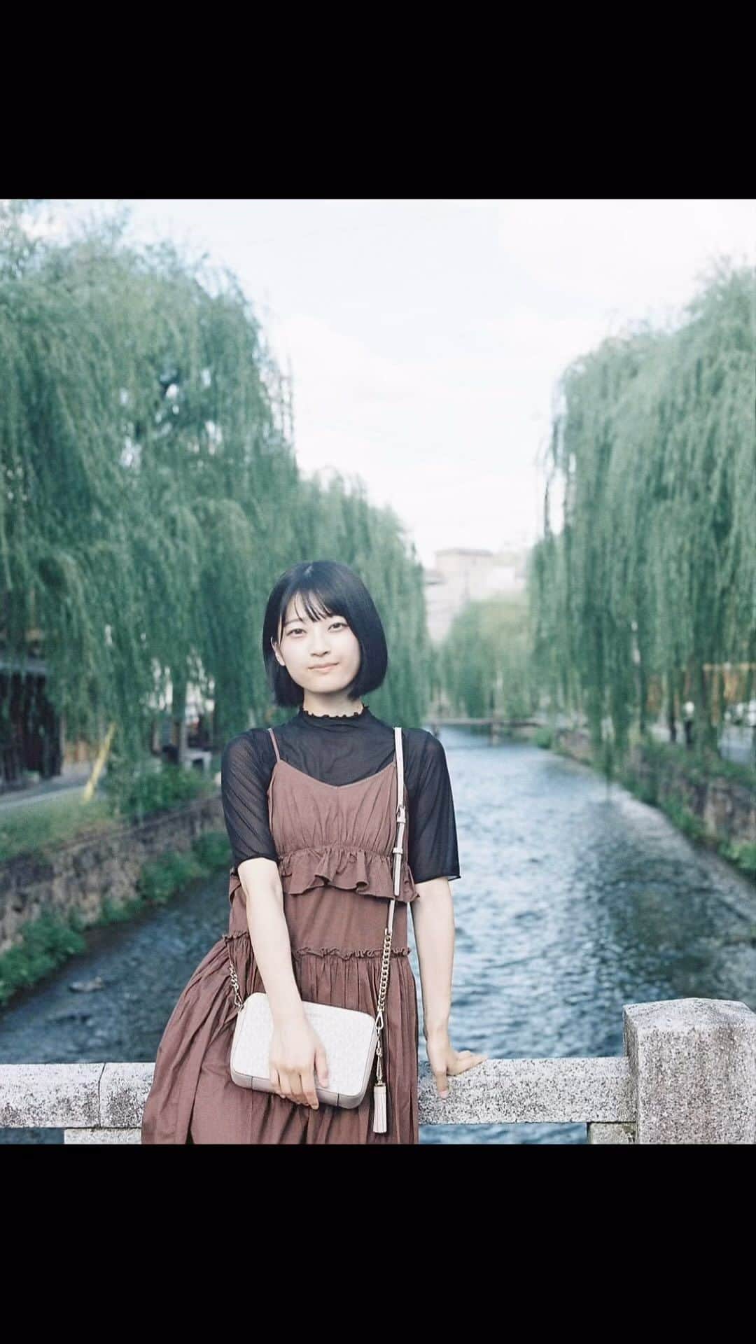 Masaのインスタグラム：「.  iPhone  Fujifilm X-Pro2 XF16-55F2.8  京都！  この日行ったラーメン屋さんで掛かってた大好きな曲。  実は一昨日も2時間半並んだラーメン屋に行きましたが、店員さんも2人いて並ぶことなくすぐでした！  一昨日もBGMの選曲はめっちゃ僕好みの曲ばかりでした🎵  撮影日：2023年9月17日  #portrait #ポートレート #fujifilm #xpro2 #xf35mmf14 #日本＃リール #reel #filmisnotdead #京都 #kyoto #白川 #一本橋」