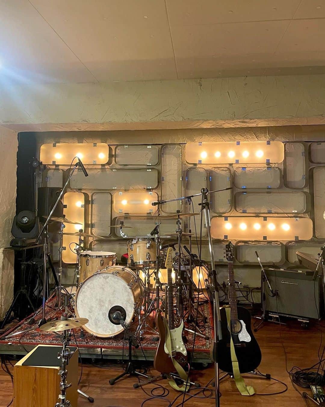 志乃のインスタグラム：「🎶🥁🎹🎸  お気に入りのニットを着て 好きなバンドのライブに行って 最高な一日でした🌕」