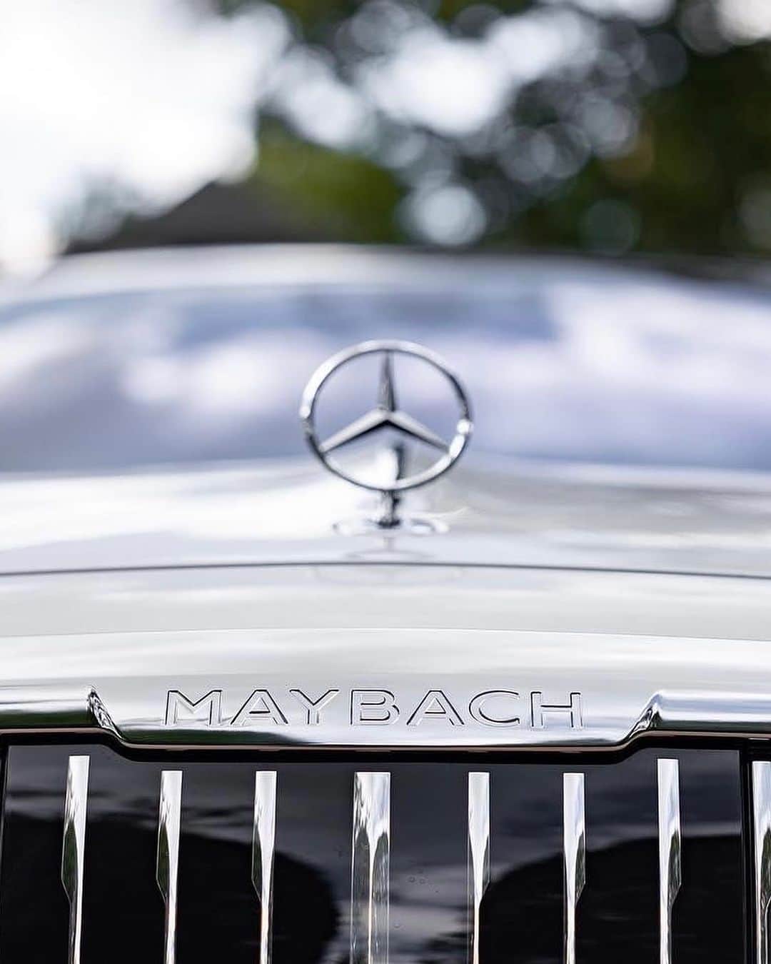 Mercedes-Benz Thailandさんのインスタグラム写真 - (Mercedes-Benz ThailandInstagram)「ตระการตาได้ทุกมุมมองไปกับ รถยนต์ Ultimate Luxury ที่มอบสุนทรียภาพให้คุณได้ทุกการเดินทางกับ Mercedes-Maybach S 580 4MATIC Premium 💫   ⭐️ ด้วยกระจังหน้า Radiator Grille และสัญลักษณ์ Maybach Lettering ที่แสดงถึงเอกลักษณ์เฉพาะตัว ได้อย่างโดดเด่นเหนือใคร  🛞 มาพร้อมล้อแบบ MAYBACH แบบ forge wheels ขนาด 20 นิ้ว และระบบควบคุมการเลี้ยวด้วยล้อหลัง 4.5 องศา ไม่ว่าขับเคลื่อนไปทิศทางไหนก็มอบความคล่องตัวได้ทุกการเดินทาง  📷 @rcastillophotos  *อุปกรณ์บางส่วนในภาพอาจแตกต่างจากที่จำหน่ายจริง โปรดตรวจสอบรายการอุปกรณ์ของรถยนต์แต่ละรุ่นที่ผู้จำหน่ายฯ อย่างเป็นทางการทั่วประเทศ​​  #SClass #S580 #SophisticatedLuxury #MercedesMaybach #MercedesBenzThailand」10月10日 19時00分 - mercedesbenzthailand