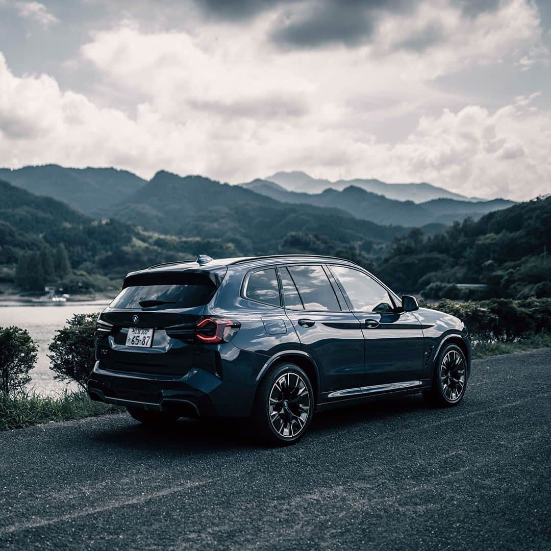 BMW Japanのインスタグラム：「ハロウィンが気になってきたらいいねで教えてください。  「BMW HALLOWEEN FAIR」10月14日(土)・15日(日)・21日(土)・22日(日)の4日間、BMW正規ディーラーでハロウィンフェアを開催。  ショールームに潜んでいる“BMWゴースト”を見つけて頂いた方には、BMWハロウィンオリジナルステッカーをプレゼント。 他にも家族で行きたくなるイベントをご用意しています。  ブルーに彩られたBMWのショールームで、いつもとは違うハロウィンを。  ※フェアの有無、開催日は店舗によって異なりますので事前にお問い合わせください。  詳細は @bmwjapan アカウントトップのURLからチェック。  #BMW #駆けぬける歓び #BMWJapan #THEiX3 #BMWiX3 #BMWi #BornElectric #BMWElectric #electriccar #EVcar #電気自動車 #電気のチカラで新たなる歓びを #Halloween #ハロウィン」