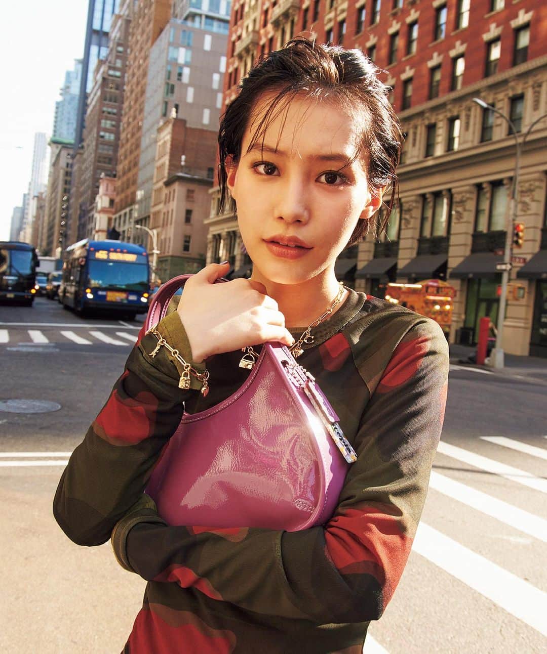のインスタグラム：「シティガール南沙良とCoachtopia のニューヨークダイアリー 固定概念に捉われることなく自由を謳歌し、自立したハッピーマインドを持つシティガールはCoachtopia（コーチトピア）のバッグがお気に入り。毎日使うアイテムだからこそ、ファッションを楽しみながら、地球の未来にも貢献できるポジティヴな循環型のものづくりにこだわって一歩リードを狙いたいところ。ヘアスタイルをがらりと一新してブランニューな輝きを放つ俳優・南沙良がニューヨークの街へと降り立ち、そんなコーチトピアの魅力をスタイリッシュかつキュートにお届け。   #南沙良 @lespros_sara00  photography @saraimari724 styling @aki.maesato hair @shinarima makeup @ayaka_nihei  #nylonjapan #nylonguysjapan #nylonjp #caelumjp」
