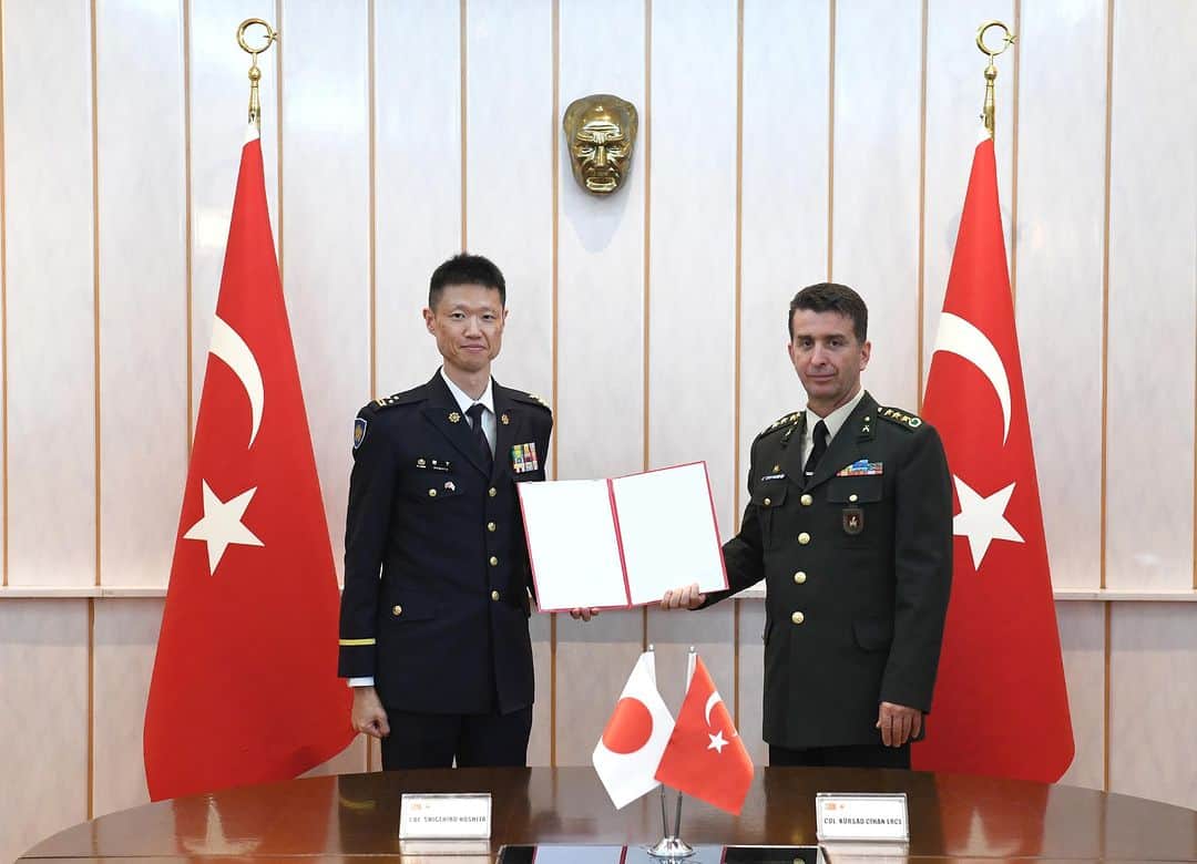陸上自衛隊さんのインスタグラム写真 - (陸上自衛隊Instagram)「１０月４日、陸上自衛隊は、トルコ陸軍と幕僚協議を行いました。本協議では、来年、日トルコ外交関係樹立１００周年を迎える両国の陸軍種関係進展の重要性を確認するとともに、トルコ陸軍と陸上自衛隊とのハイレベルや専門家間の交流について具体化を図りました。引き続き、日土陸軍種間の多層的な防衛協力・交流を推進し、協力関係を強化していきます。🇹🇷🇯🇵  #陸上自衛隊 #トルコ軍  JGSDF held bilateral staff talks with the Turkish Land Forces(TLF) on 4 Oct .  TLF and JGSDF confirmed the  importance of the bilateral land force’s partnership, which will celebrate the 100th anniversary of the establishment of diplomatic relations between the countries next year. Also, the two sides sought to materialize high-level exchanges and subject matter expert exchanges. JGSDF will continue to strengthen the cooperative relationship through promoting multi-layered defense cooperation and exchanges.🇹🇷🇯🇵  #JGSDF #Turkey」10月10日 19時00分 - jgsdf_pr