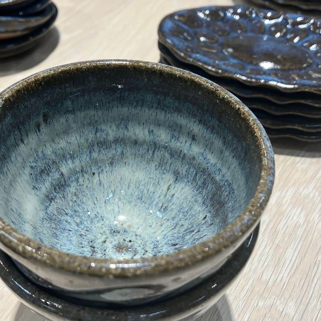 daimarusapporoさんのインスタグラム写真 - (daimarusapporoInstagram)「表情豊かな青と白の器☕ 5階〈プレインピープル〉で「小代焼器展」を開催中！  青や白の釉薬が生み出す風合いが魅力の、熊本県の焼き物。 食卓に取り入れやすい平皿や小皿、カップなどが集まりました。  色の重なりやグラデーションだけでなく、それぞれの器に施された模様がとても素敵😌 青も白も優しい色あいで、どんなお料理にも使いやすいと人気なんだそうです！  どこか温かさを感じる青と白の器たち、ぜひ店頭でご覧ください！  ※10/29(日)まで  #大丸札幌 #プレインピープル #plainpeople #小代焼 #小代焼瑞穂窯 #器 #うつわ #焼き物 #マグカップ #平皿」10月10日 19時00分 - daimarusapporo