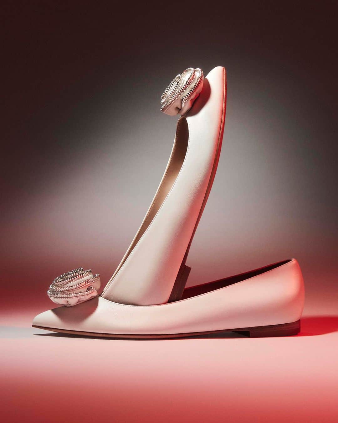 ジャンヴィートロッシのインスタグラム：「Versatile elegance with metallic trimmings: Karina is the flat style bringing an oversize rose into the brand's minimalist aesthetic. #GianvitoRossi」