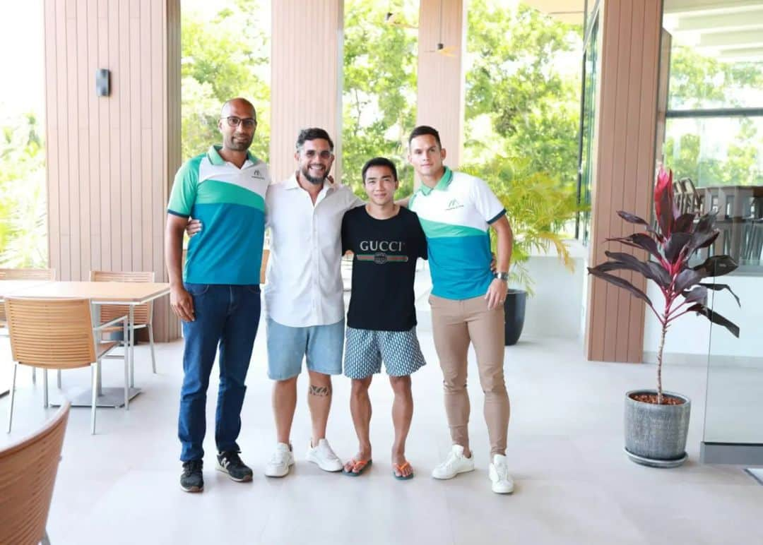 チャナティプ・ソングラシンさんのインスタグラム写真 - (チャナティプ・ソングラシンInstagram)「We had the honor of hosting a visit from Thailand's national team captain, Chanathip Songkrasin, also known as Messi Jay.  He checked our football pitches and our high-performance center and also took time to speak and inspired our young athletes with his presence during the PSG Academy Samui Camp that is currently going on.  Arguably one of the best thai players of all times, we are happy that Jay love our facility and we are looking forward to welcoming him back in future for training camps.  A true example for future generations with his dedication and skills on and off the pitch ⚽  ---------  วันนี้เราได้รับเกียรติต้อนรับกัปตันทีมชาติไทย ชนาธิป สรงกระสินธ์ ที่ maraleina Sport Resort ในช่วงเวลาที่เค้ามาพักผ่อนที่เกาะสมุย.   ชนาธิปหรือ “เจ” ใช้เวลาเดินดูโครงการของเราทั้งสนามฟุตบอลและห้องออกกำลังกายรวมถึง facility อื่นๆที่เรามี.  เจก็ได้มีโอกาสพูดคุยและเป็นแรงบันดาลใจให้กับนักกีฬารุ่นเยาว์ของเราที่กำลังเก็บตัวฝึกซ้อมกับ PSG Academy ที่โครงการตอนนี้ด้วย.  เรียกได้ว่าเป็นหนึ่งในนักเตะไทยที่เก่งที่สุดตลอดกาล เราดีใจที่เจ ชอบโครงการของเราและเราจะรอต้อนรับเขากลับมาเข้าแคมป์ฝึกซ้อมอีกครั้งในอนาคต.  เค้าเป็นตัวอย่างที่แท้จริงสำหรับคนรุ่นต่อๆ ไปด้วยความทุ่มเทและทักษะทั้งในและนอกสนาม ⚽  #maraleinasportsresort #welivesports @jaychanathip #kohsamui #psgacademysamui #psgacademy」10月10日 19時00分 - jaychanathip