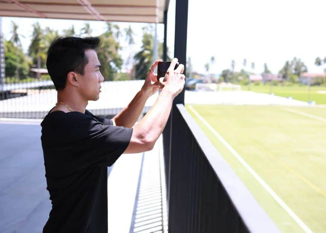 チャナティプ・ソングラシンさんのインスタグラム写真 - (チャナティプ・ソングラシンInstagram)「We had the honor of hosting a visit from Thailand's national team captain, Chanathip Songkrasin, also known as Messi Jay.  He checked our football pitches and our high-performance center and also took time to speak and inspired our young athletes with his presence during the PSG Academy Samui Camp that is currently going on.  Arguably one of the best thai players of all times, we are happy that Jay love our facility and we are looking forward to welcoming him back in future for training camps.  A true example for future generations with his dedication and skills on and off the pitch ⚽  ---------  วันนี้เราได้รับเกียรติต้อนรับกัปตันทีมชาติไทย ชนาธิป สรงกระสินธ์ ที่ maraleina Sport Resort ในช่วงเวลาที่เค้ามาพักผ่อนที่เกาะสมุย.   ชนาธิปหรือ “เจ” ใช้เวลาเดินดูโครงการของเราทั้งสนามฟุตบอลและห้องออกกำลังกายรวมถึง facility อื่นๆที่เรามี.  เจก็ได้มีโอกาสพูดคุยและเป็นแรงบันดาลใจให้กับนักกีฬารุ่นเยาว์ของเราที่กำลังเก็บตัวฝึกซ้อมกับ PSG Academy ที่โครงการตอนนี้ด้วย.  เรียกได้ว่าเป็นหนึ่งในนักเตะไทยที่เก่งที่สุดตลอดกาล เราดีใจที่เจ ชอบโครงการของเราและเราจะรอต้อนรับเขากลับมาเข้าแคมป์ฝึกซ้อมอีกครั้งในอนาคต.  เค้าเป็นตัวอย่างที่แท้จริงสำหรับคนรุ่นต่อๆ ไปด้วยความทุ่มเทและทักษะทั้งในและนอกสนาม ⚽  #maraleinasportsresort #welivesports @jaychanathip #kohsamui #psgacademysamui #psgacademy」10月10日 19時00分 - jaychanathip