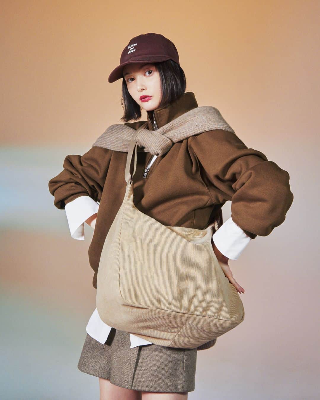 GU Hong Kongのインスタグラム：「【日本SNS話題作！】斜揹袋款Round Shoulder Bag，由首度推出至今一直長踞熱賣榜，旋風式席捲日本SNS平台！大地色系及燈芯絨質感款式，由日本模特兒Tina Tamashiro（玉城ティナ）及藝人組合Summers（さまぁ～ず）親身著用，配搭不同秋冬時尚單品展現其簡約魅力！ - Corduroy round shoulder bag $149 Round shoulder bag $149 - ✨ GU網絡旗艦店現已開幕！ 📲 首次下單更可使用迎新優惠券，買滿$400即減$40！ - #GUHK #GUHongKong #YourFreedom #GUStyle #GUBag #GURoundShoulderBag #CrossbodyBag #Trending」