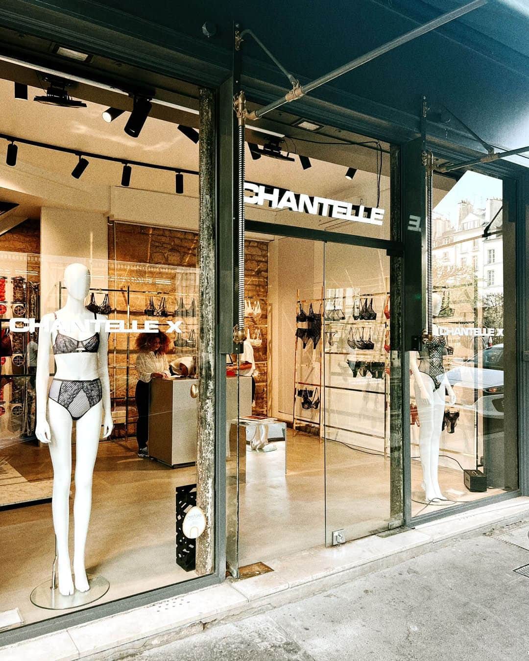 のインスタグラム：「New store opening in Le Marais, Paris. 95 rue Vieille du Temple 75003 Paris.  #Chantelle #ChantelleX #ChantelleStore」