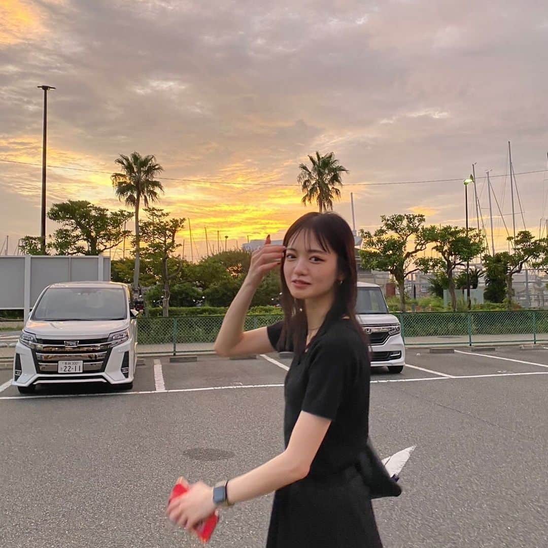 mihoro*のインスタグラム：「神無月 こんばんは 毎年恒例の報告となっております 今年も始めました ヒートテック 早くない?発言は厳禁でお願いします そして毎度恒例時差投稿です 黒髪になりました 3週間前です 誰も知らなかったでしょうに だって先日赤髪写真投稿してますもの てへぺろ(古くない?発言厳禁) 日本人本来の色でありながら金髪期間が長すぎたのでウィッグかぶってるみたい〜ってなってます 元々金髪辞めるタイミングは去年から決めていて黒にする予定だったけど せっかくこんなに色抜いてるしと思い少しの期間だけ赤で遊びました アリエルと呼んでくれた人間ありがとう この写真では分からないですが姫カットです もう何年もレイヤーでしたが姫カットになりました ストーリー投稿では幼少期ニコロビンと言いましたが推しはハンコックなので姫カットにしちゃいました ただ前髪は欲しいなあと思い幼少期ニコロビンという結果になりました もうお気づきでしょう ワンピース始めました ありったけの夢をかき集めています と言ってもまだパンクハザード編 先は長いですが気長に 捜し物を探しに行ってきます We are on the cruise!」