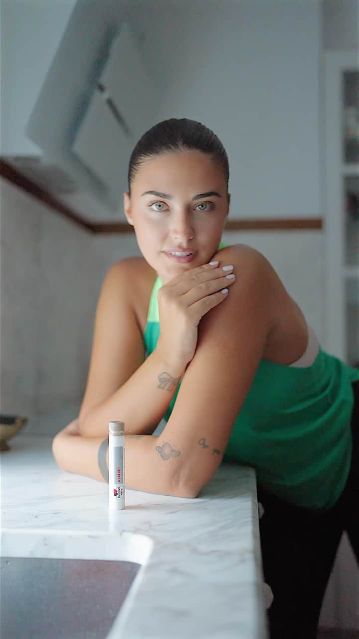 ANTONIAのインスタグラム：「Am grijă de pielea mea, îmi doresc să fie mereu fresh și hidratată, așa că încerc să respect o rutină corectă de dimineață și de seară cu produsele potrivite tipului meu de ten, să beau multă apă, să mă odihnesc cât mai mult și bineînțeles, să iau suplimente.  De curând, am inclus în rutina mea zilnică și Doppelherz Kollagen Beauty Plus, un colagen lichid care îmi dă încredere că am extra grijă de pielea mea, dar și de păr și unghii. Are o formulă complexă cu peptide de colagen, acid hialuronic, taurină, dar și Vitaminele C, A, E, Biotină și Zinc, dar și Cupru. Pentru rezultate vizibile, este recomandată o cură de minimum 2-3 luni, a câte un flacon pe zi. Îmi doresc ca tu, cea care te uiți la acest video, să te simți bine în pielea ta, să ai grijă de tine, pentru că #PieleaTaEUnPoem! #KollagenBeautyPlus #DoppelherzRomania #ad @doppelherz_romania」