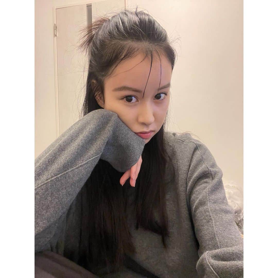 白上心望のインスタグラム：「・ ・ ・秋ディズニー決まってウキウキが止まらない🍂 ・ ・ ・後ろに見えてるのは途中で一旦放棄された衣替えの服たち ・ ・秋だね🍂」