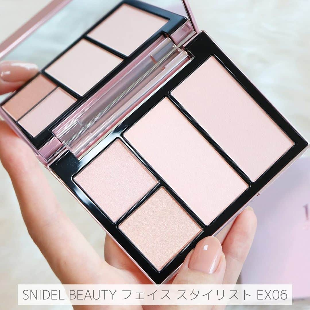 常岡珠希のインスタグラム：「柔らかいピンク好きに必見パレット！  #SNIDEBEAUTY （スナイデルビューティ） #フェイススタイリスト EX06 限定新色(USAGI ONLINE限定パケ)  一目惚れ買いしたアイテム。 フェイスカラー、アイカラーがセットになっていて、どれもピンク感満載！ 写真で見た時には「どもれ似たように見えるし、4色それぞれ使い分けられるかな？」と思ったのですが、実際使うとしっかり違いアリ。  縦長のフェイスカラーAはふんわりチークにぴったり。白みピンクがいい具合に肌の白さを引き立てる感じに！ BはAよりも少し明るく+ツヤがでるのでチークの上に重ねて立体感出しにおすすめ。  アイメイクにもフェイスカラーは使えるので、今回は4色全部使って仕上げてみました。 ベースにAをのせ、左上のツヤ感あるピンクカラーをふわっと。左下のブラウン感のあるカラーは締め色としてはそこまで濃く無いのに、ちょっと幅広めにのせるとぐっと陰影がでる…！締め色しっかりのせると目が小さく見えがち…というお悩みがある方にはとてもおすすめ。  全体的に甘めかな？と思っていましたが、かなり使いやすいパレットでした！ とにかく白み、ピンク、好き！！という方におすすめします〜！  #新作コスメ #ピンクパレット #フェイススタイリストEX06 #限定カラー #新色 #アイメイク #ナチュラルメイク」