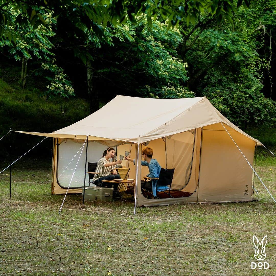 DOPPELGANGER OUTDOORのインスタグラム：「. \ 私の推しテント イエテント🙋‍♀️/ . こんにちは、SNS担当のトッキです🐰 本日10月10日は #テントの日 ということでX（旧Twitter）でも盛り上がっております #私の推しテント をご紹介🙋‍♀️ . クラシックなシルエットが可愛い家型 × 1つ立てるだけでリビングと寝室が確保できる2ルーム構造  デザイン性も機能性も追求した欲張りテント、 #イエテント . 一見シンプルなおうち型ですが、 イエの中は土足でくつろげるリビングとイエの中は安心して眠れる寝室に二分。 リビング側の壁を立ち上げればイエとソトを繋ぐエンガワモードなんてのもできちゃいます🐈 めちゃめちゃオシャレだし、タープいらずでここまで快適なのは激つよでは？😉🏡 . もちろんタープを接続して（#ヒレタープ がオススメ！）広くて開放的なリビング空間を創ることも可能。 別売りのフロアシートを合わせれば5〜6人が寝られるワンルームテントにも変身します🙆🏻‍♀️ . 実はずっと愛用しているのは、同じ家型の #エイテント なのですが、 タープを立てるのが面倒なとき、時間やスペースの関係でタープが難しいときにも、こちらのイエテントなら気軽に使えるなぁ～と気になっております....🫢（でもエイも本当にめっちゃ好き！！！） . イエテントは49,500円でDOD STOREでの販売です🐰 . #ファミリーテント #家型テント #2ルームテント　#秋キャンプ #レトロテント #デュオキャンプ #dod #ディーオーディー #outdoor #アウトドア #ソトアソビ #camp #キャンプ #キャンプギア #campgear #露營 #戶外 #캠핑 #디오디」