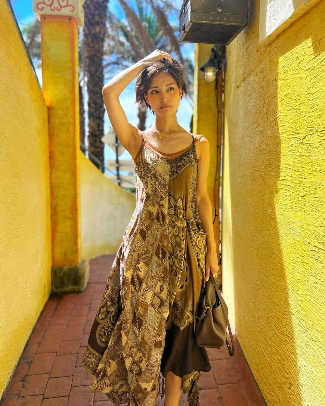 林まきのインスタグラム：「💛 Dress #vintagedress  Bag @polene_paris  #vintagestyle #vintagefashion #vintageclothing #poleneparis #polene #redesigning #大人カジュアルコーデ #ワンピースコーデ #大人ショート」