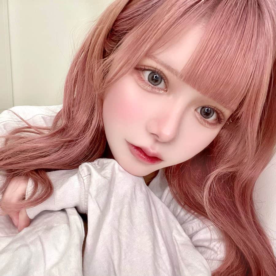 のインスタグラム：「🩶🦢🎀💎 ⁡ ⁡ 益若つばささんプロデュースのカラーコンタクト @bambi_angelcolor 『Bambi 1day』から新色の Swan Gray（スワングレー）が登場したよ〜！ ⁡ DIA:14.4／着色直径:13.7／BC:8.5 ⁡ スワンブルー愛用してたけど 色違いで新色が出て嬉しい😭 透明感めちゃくちゃあって 糖度高めな絶妙甘めグレー🩶 二重リングフチでこっそりちゅるんって感じദി^._.^) お人形さんみたいなドーリーアイになれる🎀 韓国メイクにもワンホンメイクにも合うし グレー初心者さんでも試しやすいカラコンだよ🎶 ⁡ #PR #Bambiseries #バンビシリーズ #SwanGray #スワングレー #カラコン #カラコンレポ #メイク #グーレーカラコン #make #ワンデーカラコン」
