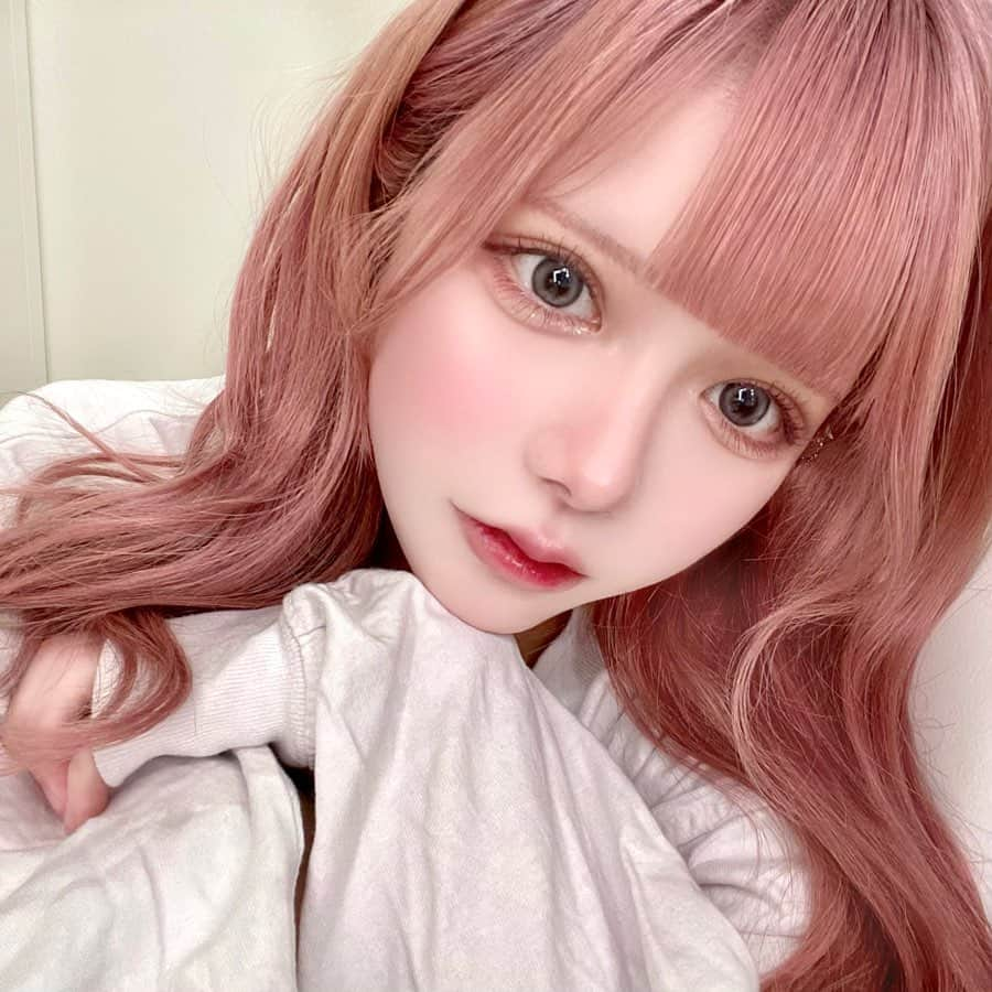 Yuupyonのインスタグラム：「🩶🦢🎀💎 ⁡ ⁡ 益若つばささんプロデュースのカラーコンタクト @bambi_angelcolor 『Bambi 1day』から新色の Swan Gray（スワングレー）が登場したよ〜！ ⁡ DIA:14.4／着色直径:13.7／BC:8.5 ⁡ スワンブルー愛用してたけど 色違いで新色が出て嬉しい😭 透明感めちゃくちゃあって 糖度高めな絶妙甘めグレー🩶 二重リングフチでこっそりちゅるんって感じദി^._.^) お人形さんみたいなドーリーアイになれる🎀 韓国メイクにもワンホンメイクにも合うし グレー初心者さんでも試しやすいカラコンだよ🎶 ⁡ #PR #Bambiseries #バンビシリーズ #SwanGray #スワングレー #カラコン #カラコンレポ #メイク #グーレーカラコン #make #ワンデーカラコン」