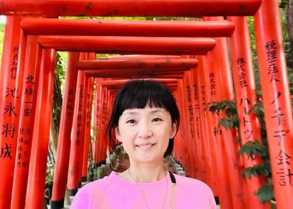 千秋さんのインスタグラム写真 - (千秋Instagram)「急に決まった金沢旅行、楽しかったな 新幹線でびゅーん🚄  もうガイドブックとかはいらなくて、外国人みたいに好きな情報をSNSでピックアップ＆日本人ならではの現地の声、それだけで楽しめる時代ですね。  YouTubeは撮った。 情報満載でお届けするつもり。 配信は編集次第です😅  #金沢旅行 #兼六園 #金沢城 #石浦神社 #武家屋敷 #長町武家屋敷跡 #香林坊 #近江町市場 #海鮮丼 #千秋旅日記 #古着 #古着千秋」10月10日 19時07分 - chiaki77777