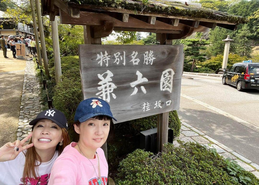 千秋さんのインスタグラム写真 - (千秋Instagram)「急に決まった金沢旅行、楽しかったな 新幹線でびゅーん🚄  もうガイドブックとかはいらなくて、外国人みたいに好きな情報をSNSでピックアップ＆日本人ならではの現地の声、それだけで楽しめる時代ですね。  YouTubeは撮った。 情報満載でお届けするつもり。 配信は編集次第です😅  #金沢旅行 #兼六園 #金沢城 #石浦神社 #武家屋敷 #長町武家屋敷跡 #香林坊 #近江町市場 #海鮮丼 #千秋旅日記 #古着 #古着千秋」10月10日 19時07分 - chiaki77777