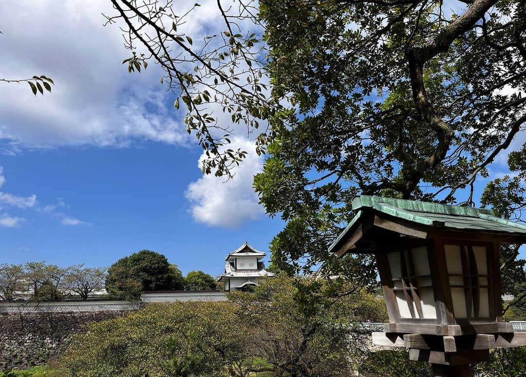 千秋さんのインスタグラム写真 - (千秋Instagram)「急に決まった金沢旅行、楽しかったな 新幹線でびゅーん🚄  もうガイドブックとかはいらなくて、外国人みたいに好きな情報をSNSでピックアップ＆日本人ならではの現地の声、それだけで楽しめる時代ですね。  YouTubeは撮った。 情報満載でお届けするつもり。 配信は編集次第です😅  #金沢旅行 #兼六園 #金沢城 #石浦神社 #武家屋敷 #長町武家屋敷跡 #香林坊 #近江町市場 #海鮮丼 #千秋旅日記 #古着 #古着千秋」10月10日 19時07分 - chiaki77777