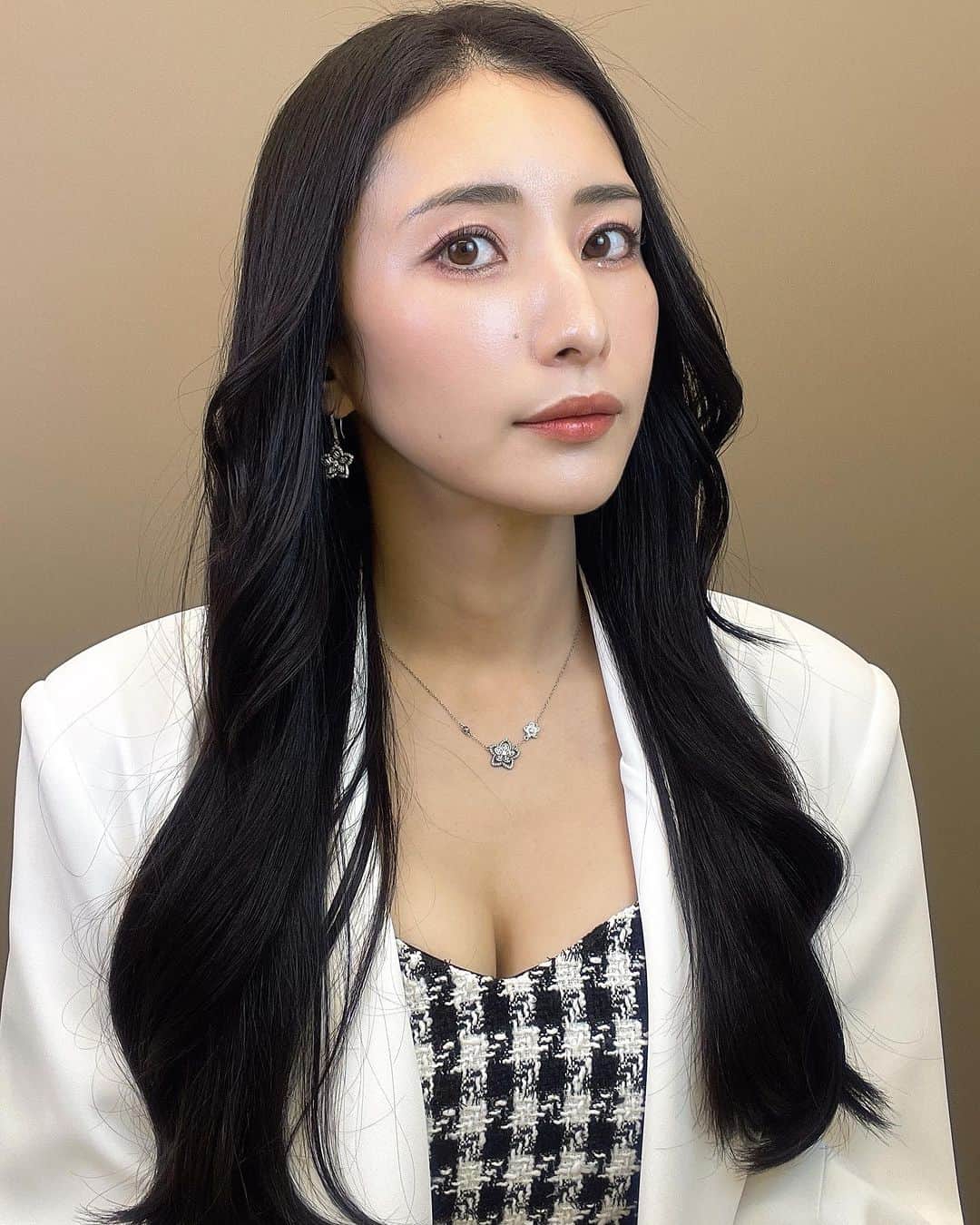 青山千夏のインスタグラム：「東京中央美容外科銀座二丁目院に行ってきました💭 @tcb_ginzanichoumein  頬がこけてしまっていて、相対的に口周りがもたついて見えてしまうのが気になっていたので、TCB式小顔美肌再生(糸リフト)をしていただいたよ👼♥️ 担当はひかり先生🧑‍🏫 @tcb_hikari_sato @tcb_dr.hikari_shourei  私の場合、痛みはちょっとチクっとする程度で、あっという間に終わっちゃった🤟🏻  ひかり先生や看護師さん、カウンセラーさんみんな気さくに話しかけて下さって、安心して受けられて良かった🙆‍♂️✨  さっき施術が終わって帰ってきたところなので、また経過を報告します.ᐟ‪‪.ᐟ 完成が楽しみ💋  #PR #東京中央美容外科 #東京 #東京中央美容外科 #銀座 #佐藤光 #ひかり先生 #糸リフト #小顔整形 #tcb式小顔美肌再生」