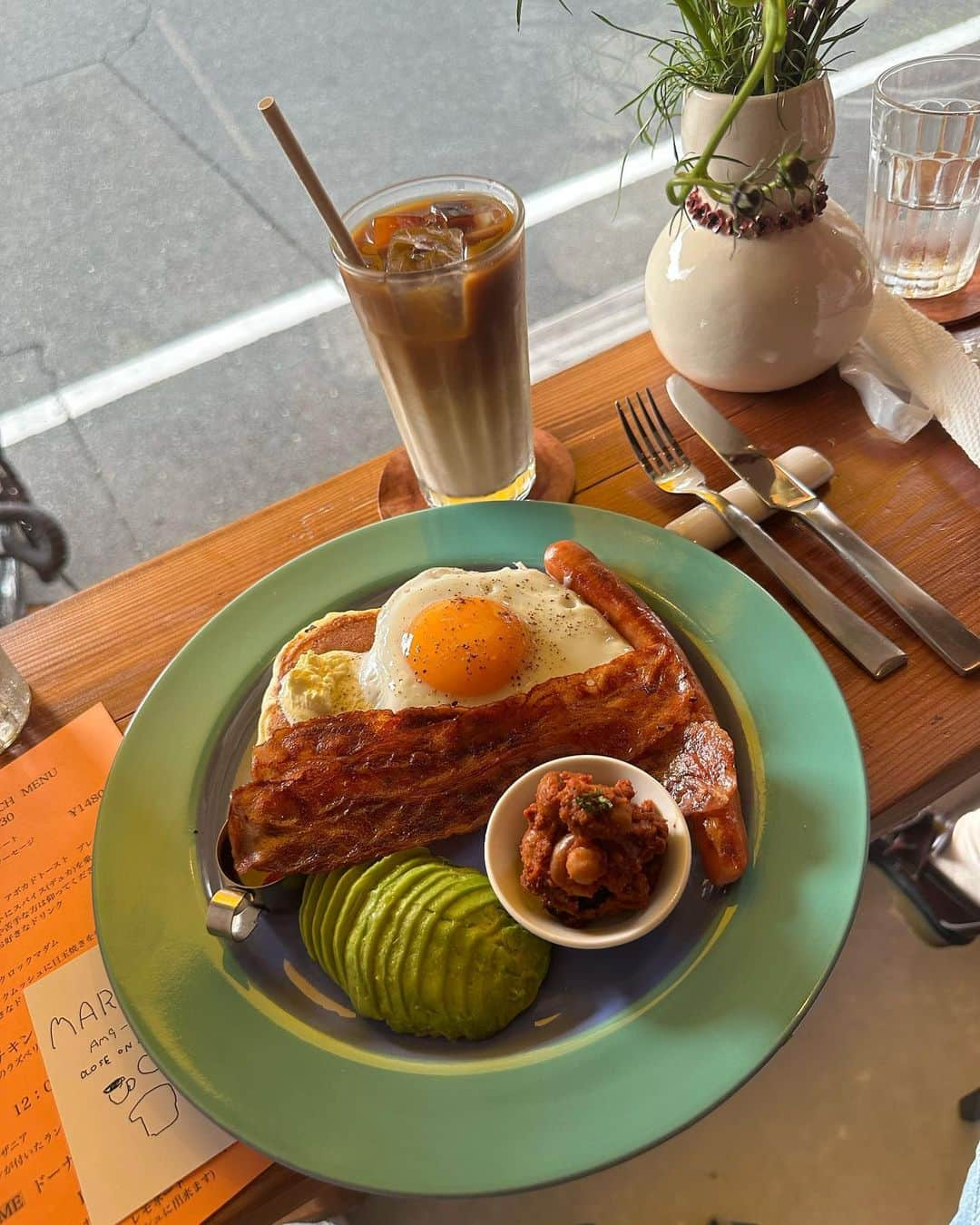 AYAさんのインスタグラム写真 - (AYAInstagram)「_ LAND🍞の跡地に出来たCafe☕️   Openして間もないのにめちゃくちゃ人気で 平日の開店(9時)から15分後ぐらいに来たら ギリギリ座れてすぐに満席に！！  中のインテリアや内装もめっちゃ可愛くて好みでした🐄 店員さんも優しかった〜〜  朝からボリューム満点でお腹いっぱい また違うメニューも気になる🤍  パンケーキプレート　¥1480 アボカドトーストプレート　¥1580  #綾花ログ」10月10日 19時10分 - a.y.hana_12o6